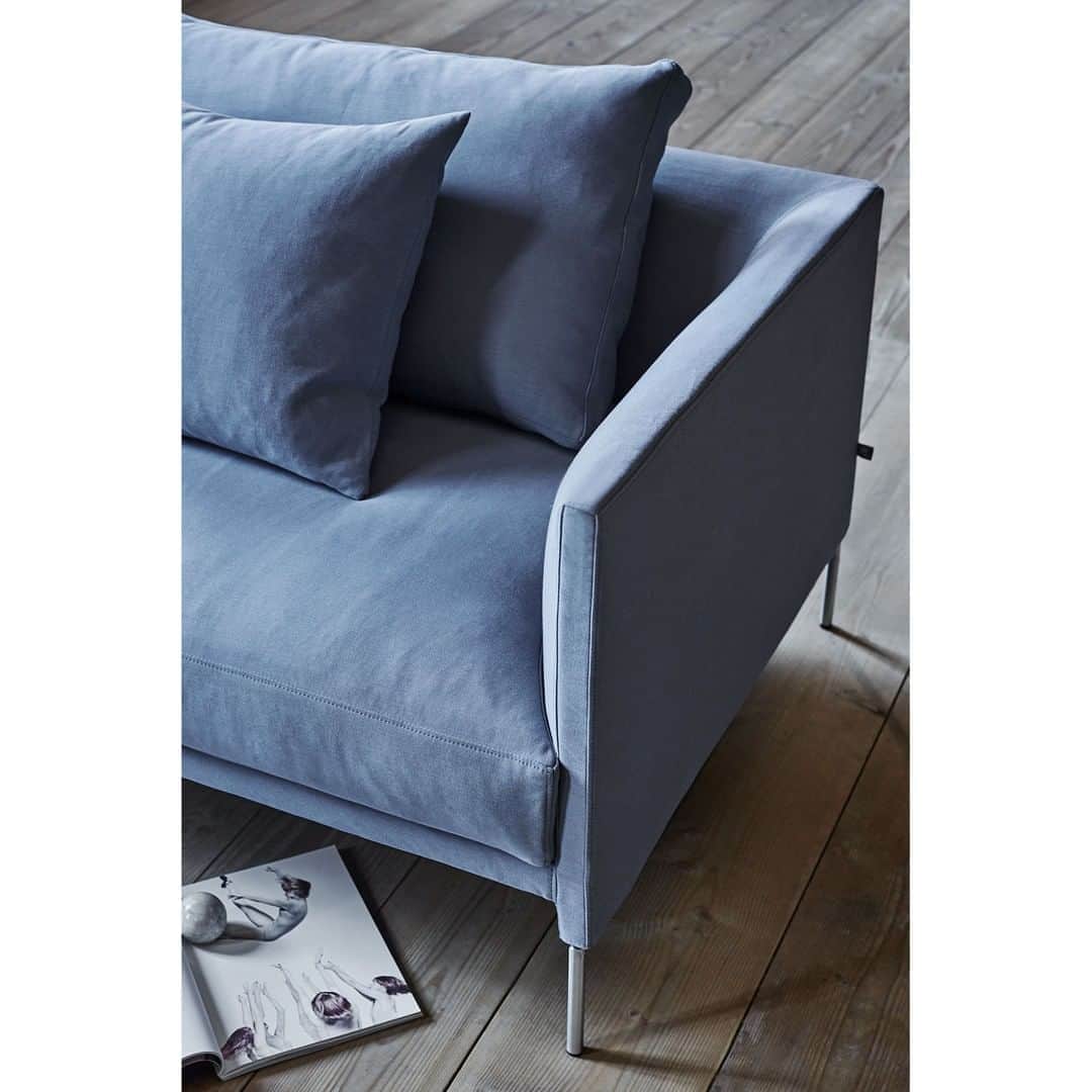 eilersenのインスタグラム：「“With Session, we have created a sofa that is as beautiful to look at as it is comfortable to sit in. The consistency of the construction is an achievement from a design point of view, but the most important thing for me is that the seating comfort is optimal, as well as that it continues to be so,” says designer Jens Juul Eilersen.⁠ ⁠•⁠ ⁠•⁠ ⁠•⁠ #eilersen #eilersenfurniture #myeilersen #session #interiordesign #homedecor #sofa #danishdesign #inredning #finahem #interiorlovers #interiordesign #modernliving #minimalism #nordiskehjem #nordicinspiration #nordicliving #craftsmanship #luxurylifestyle #boligindretning #designinterior #livingroominspo #boliginspiration #softminimalism #hemindredning #schönerwohnen #nordicminimalism」