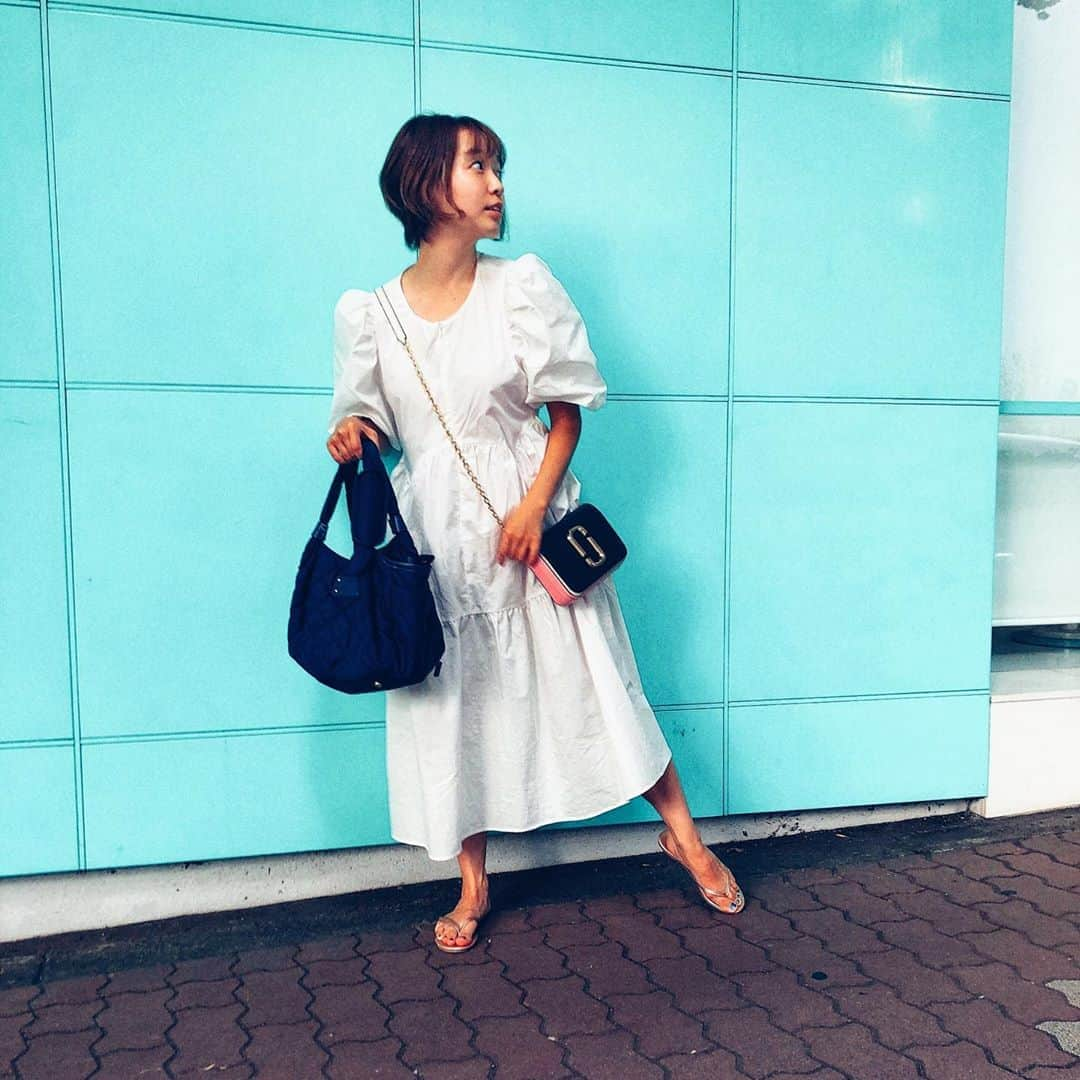 関口未来さんのインスタグラム写真 - (関口未来Instagram)「148㎝ママコーデ👗 絶対ほめられる授乳ワンピ☺︎ ぽんわりパフスリーブが可愛い❤️ バッグは　@d.colle ロイヤルのミニタイプ😍いままでずーっとロイヤル使っていたんだけれど( @mamagirl_jp でもご紹介しています❣️) だんだん育児にも慣れてきて、もう少し小さいマザーズバッグでも良いなぁと思い、ミニタイプに移行🌷 変わらず、哺乳瓶やサーモスをいれるポケット、ヒップシートもあって、👜は軽いし最高‼️  コロナ禍の影響で、おむつ替え台が使えないところが多く、ヒップシートがかなり役立つ🥺💙  小さなショルダーバッグ　@marcjacobs に自分の最低限の持ち物を入れています😊  . . #ママコーデ #男の子ママ  #新米ママ #新米ママと繋がりたい  #産後6ヶ月  #男の子baby  #授乳コーデ #ディーコレ #マザーズバッグ #おしゃれさんと繋がりたい  #outletshoes_life  #アウトレットシューズ  #読モ #outletshoes #今日のコーデ #ootd #コーディネート #mamagirl #millymilly #たまひよメイト #たまひよ公式グラマー  #読者モデル #おちびコーデ  #148cmコーデ  #親バカ部  #低身長コーデ #フォロワー募集中　 #dcolle  #chocoa #marcjacobs」8月9日 19時02分 - miki.sekiguchi_x