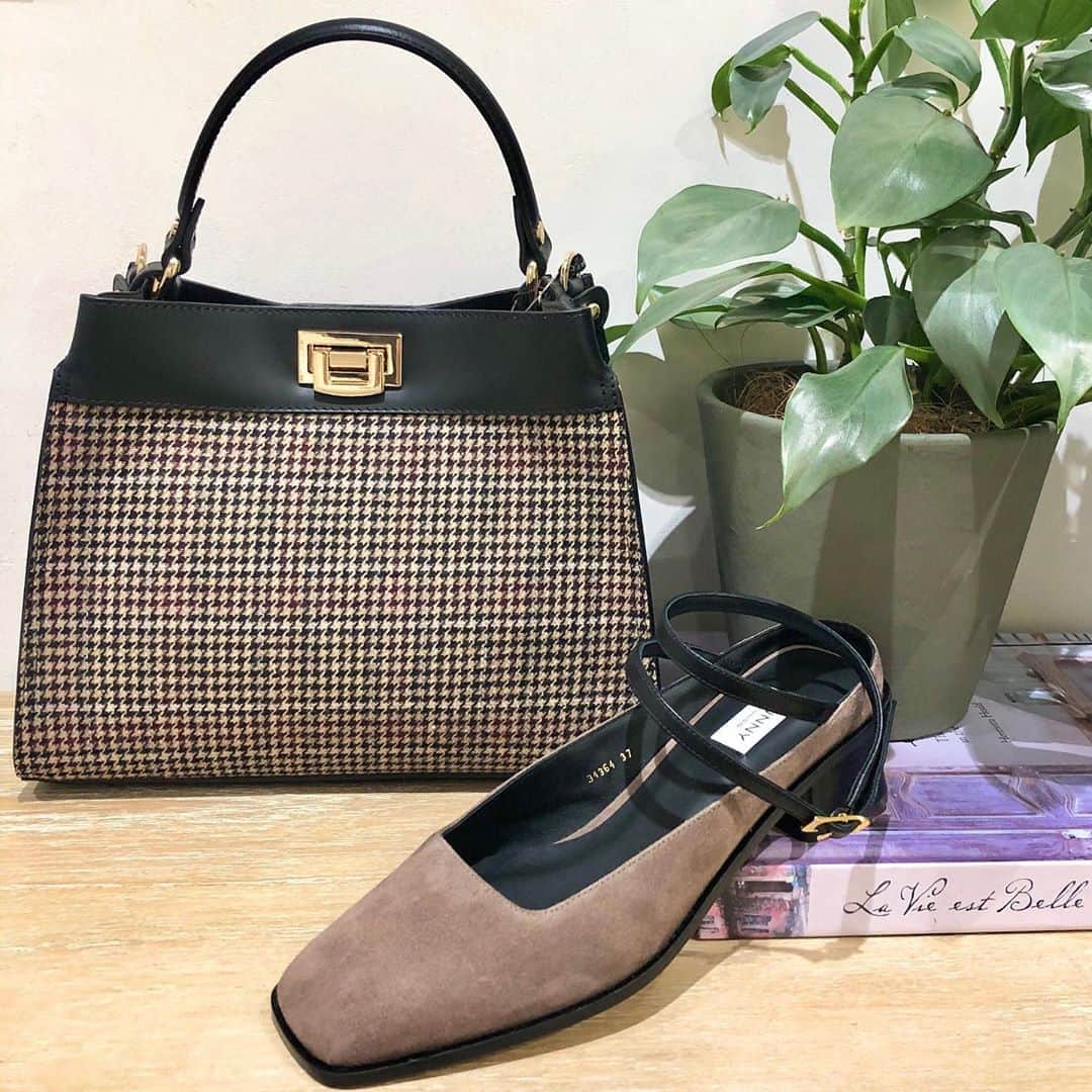 のインスタグラム：「. brown＆black...🥀 . . shoes 64-32-0620 ¥35,200（税込） bag 64-62-0934 ¥26,400（税込）  #demiluxebeams  #BEAMS #20aw #pellicosunny #gianninotaro」