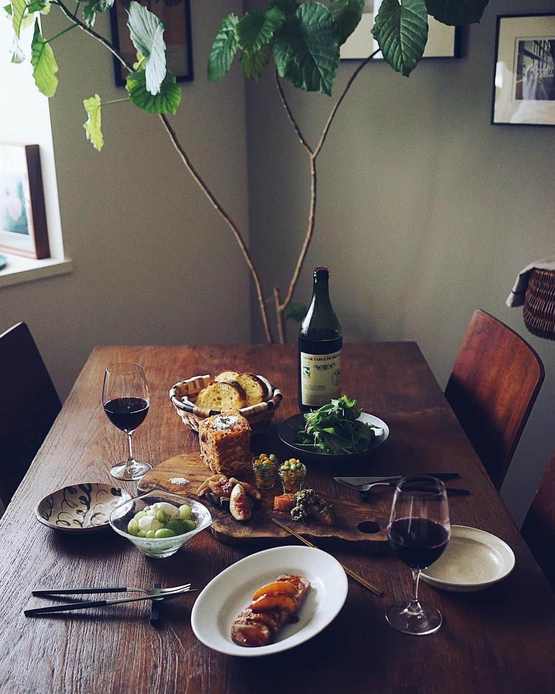 美紀のインスタグラム：「0809 today's dinner ここ数ヶ月 外食はほぼせずに 美味しくいただけることに感謝して 仕事と料理の毎日  でもたまにはね なんにもしない日が とっても幸せ  DEAN & DELUCAで 合鴨のロースト ネクタリンのキャラメリゼ 茄子と無花果のホワイトバルサミコマリネ 季節野菜のラザニア スモークサーモンのマリネ シャインマスカットのカプレーゼ Tさん土産の徳多朗のコーンブレッド  とっておきのワイン Louis Julianは友人からの サプライズ  好きなものをテイクアウトして 早めの時間からワイン片手に至福のディナー しばらく海外へは行けなくても 次はどこへ行こうか、あそこもいいね あの国も行きたいね、そんな話も楽しい  明日は仕事、明後日は撮影 美味しいチャージがあるから 頑張れます  みなさん、よい連休を  #miki_life  #miki_home」