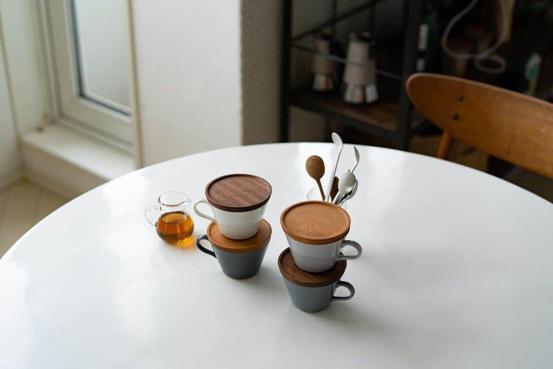 cafe_no_maのインスタグラム：「・ Coffee jelly made of the freshly brewed coffee☕️ One of the best refreshing dessert. ・ 夏の定番は、挽きたて淹れたてのコーヒーで作ったゼリー。磁器カップを器代わりにして冷やすと、カップの表面や持ち手のハンドルがいつまでも冷たく、喉越しのいいゼリーが楽しめます。 ・ 磁器カップを冷やして頂くゼリーは新たな発見でした。 @cafenoma.style では、カフェノマの暮らしにあるモノを日々紹介しています。 ・」