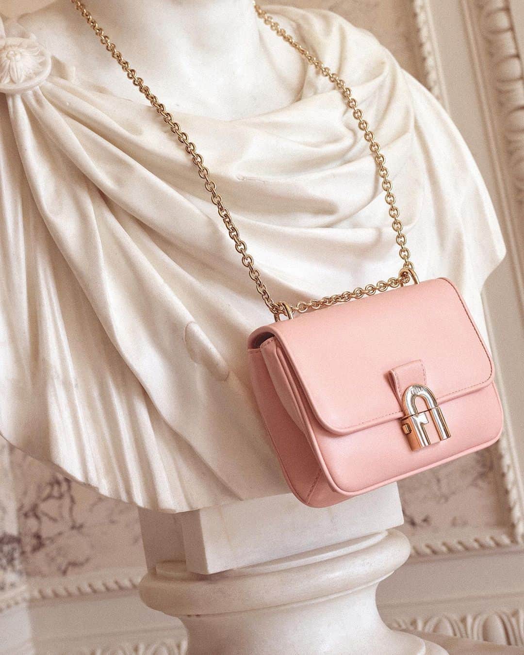 フルラのインスタグラム：「It's always in the details: a close-up on the charming style of the Furla Cosy.  #thefurlasociety #furlafeeling #newcollection #furla #accessories #fashion」