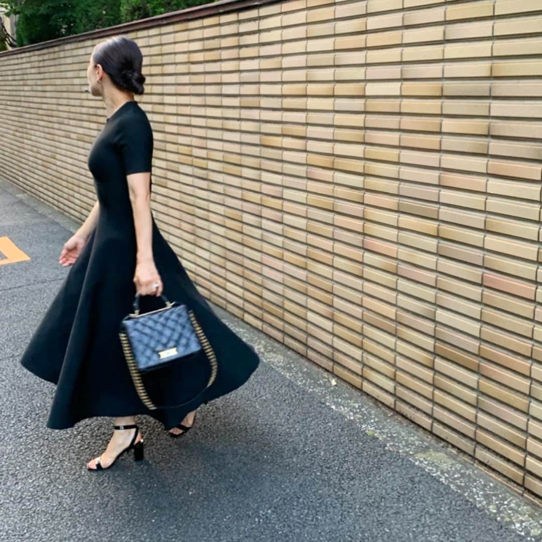 のインスタグラム：「とにかくシルエットが美しい、 black dress❤︎  写真で見えにくいけど、 耳元にblack pearl  以上。  シンプルにドレスの存在感。  someday's… #fashion #ootd #kkstyle #tokyo #kamescloset #onepiece #madisonblue #earrings #maayapearls #bag #chanel #shoes #saintlaurent #august #summer」