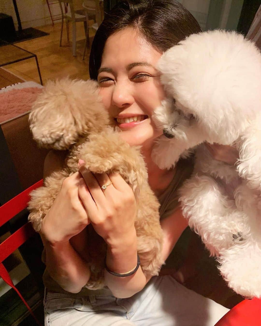 一双麻希 さんのインスタグラム写真 - (一双麻希 Instagram)「ふわふわに囲まれて🐶 この上ないしあわせ。😆 いい子におさまってるなぁ♡笑 ・ #お友達のわんちゃん #リンサラたん #目もなくなる幸せ🤣 #つぶらな瞳🥺 #癒し #トイプードル #犬好き  #dog #dayoff #toypoodle #happysmile」8月9日 19時16分 - isso_maki315