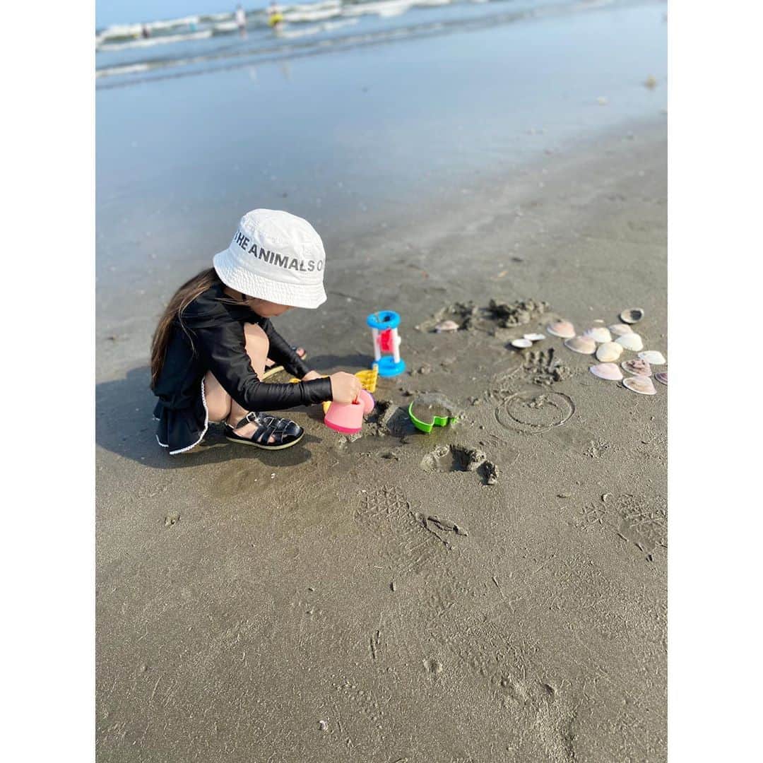 小林有里さんのインスタグラム写真 - (小林有里Instagram)「♡ 浜辺で たのしく まちぼーけ。 . . . #summervacation #しらたまちゃんの #なつやすみ」8月9日 19時16分 - lilyshandmade