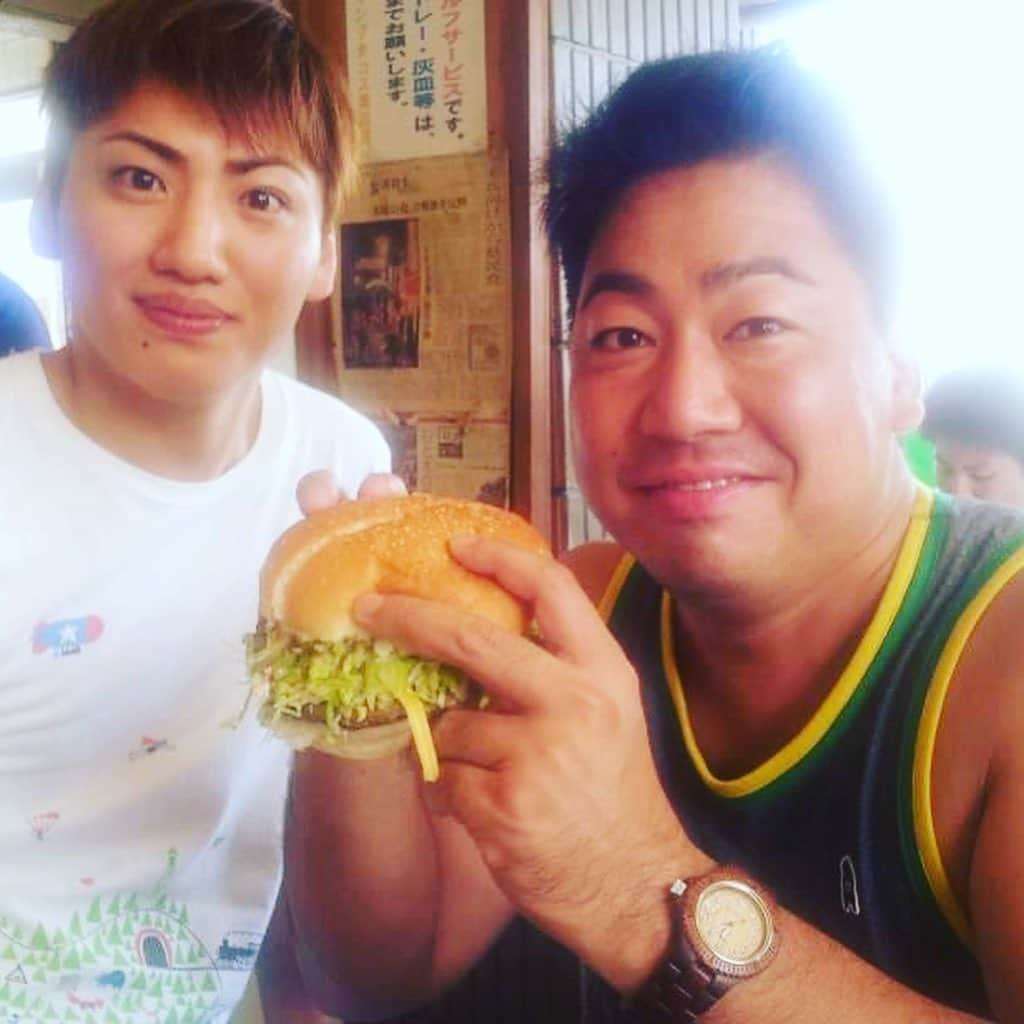 川原豪介さんのインスタグラム写真 - (川原豪介Instagram)「ノボせもんが解散することになりました！後輩からも先輩からもスタッフからも好かれるコンビでした！12年前にワタナベ九州3期生で入ってきた時はイケメンコンビでしたが、いつの間にかハゲとオカッパコンビになってました！ナベはピン芸人でお笑いを続けてまーちんは芸人を辞めて彼女と結婚する為に不動産屋さんに就職するらしいです。まーちんに『新しい仕事でもこの髪型で大丈夫らしいです。良かったです。』と言われた時に芸人だからオカッパ頭にしてるんじゃなくて気にいってたんだという事が分かりました。 家で飲んだ時にコースターを小皿と思って、酢もつを取り分けてきたくらいの天然のまーちんなので4千万のマンションを間違えて４万くらいで売らないか心配です。 まーちんの新たな人生も楽しみです！まーちんからマンション買えるぐら僕もお笑い頑張ります！ そして皆様、ピン芸人として頑張るナベの応援よろしくお願い致します。 今までノボせもんを応援してくれた方、仕事をくれたスタッフの皆様ありがとうございました😊 12年間おつかれさまーちん！ #ノボせもん」8月9日 19時19分 - blueriver_kawa