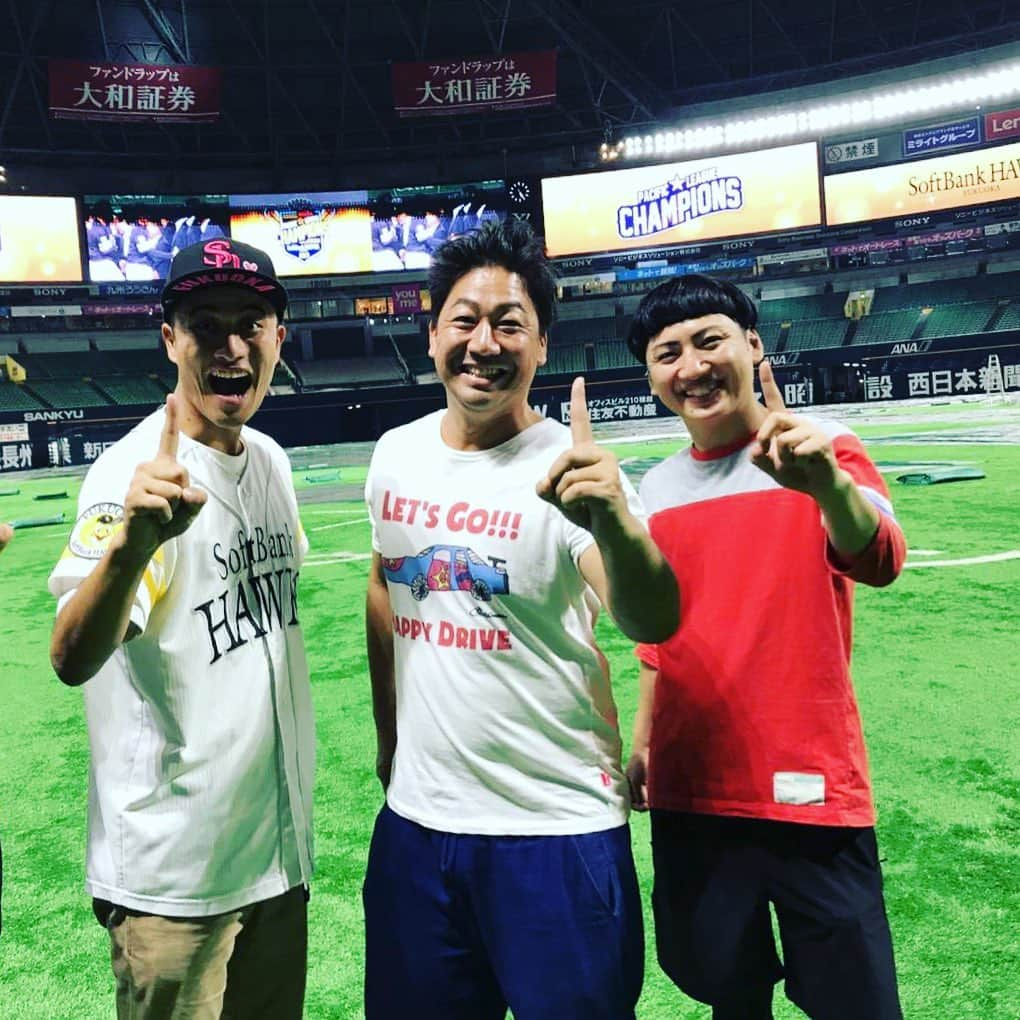 川原豪介さんのインスタグラム写真 - (川原豪介Instagram)「ノボせもんが解散することになりました！後輩からも先輩からもスタッフからも好かれるコンビでした！12年前にワタナベ九州3期生で入ってきた時はイケメンコンビでしたが、いつの間にかハゲとオカッパコンビになってました！ナベはピン芸人でお笑いを続けてまーちんは芸人を辞めて彼女と結婚する為に不動産屋さんに就職するらしいです。まーちんに『新しい仕事でもこの髪型で大丈夫らしいです。良かったです。』と言われた時に芸人だからオカッパ頭にしてるんじゃなくて気にいってたんだという事が分かりました。 家で飲んだ時にコースターを小皿と思って、酢もつを取り分けてきたくらいの天然のまーちんなので4千万のマンションを間違えて４万くらいで売らないか心配です。 まーちんの新たな人生も楽しみです！まーちんからマンション買えるぐら僕もお笑い頑張ります！ そして皆様、ピン芸人として頑張るナベの応援よろしくお願い致します。 今までノボせもんを応援してくれた方、仕事をくれたスタッフの皆様ありがとうございました😊 12年間おつかれさまーちん！ #ノボせもん」8月9日 19時19分 - blueriver_kawa