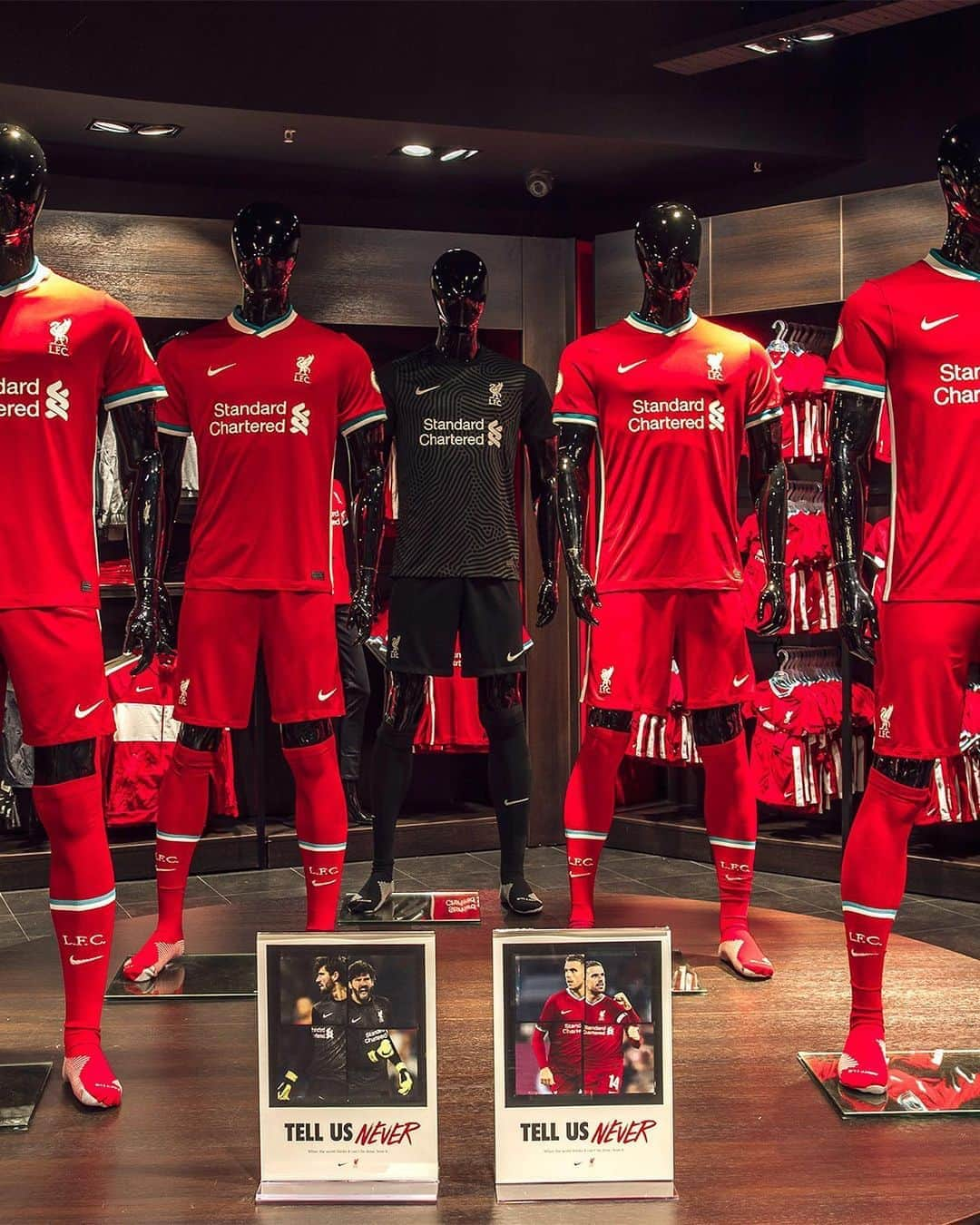 リヴァプールFCさんのインスタグラム写真 - (リヴァプールFCInstagram)「Club store looking 😍😍 This kit, @lfcretail 👌 #TellUsNever #LFC #LiverpoolFC #Liverpool」8月9日 19時19分 - liverpoolfc