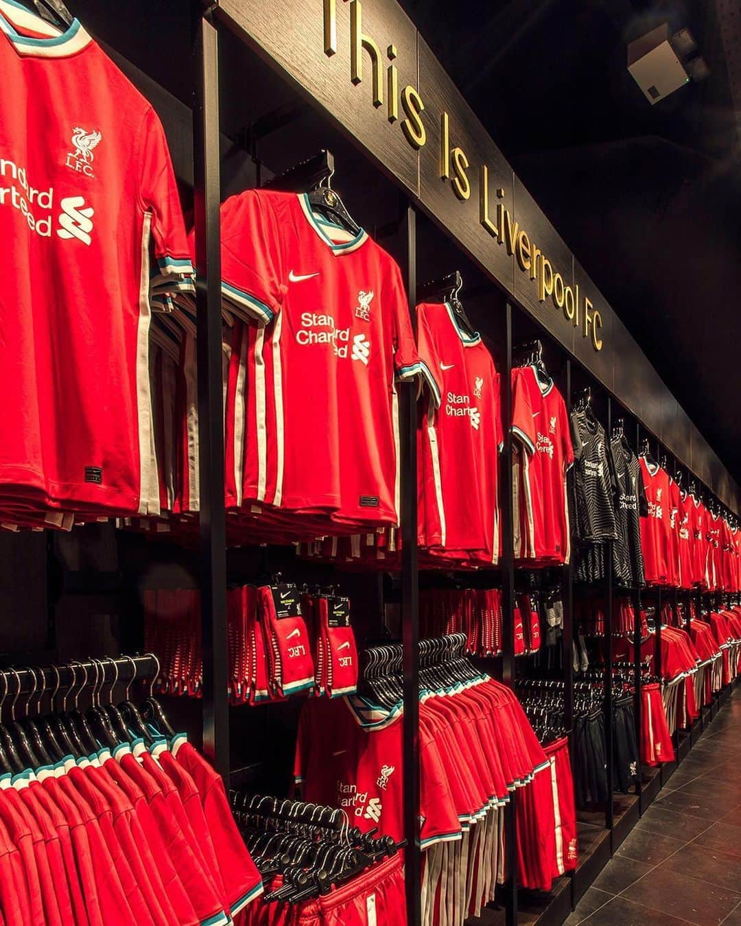 リヴァプールFCさんのインスタグラム写真 - (リヴァプールFCInstagram)「Club store looking 😍😍 This kit, @lfcretail 👌 #TellUsNever #LFC #LiverpoolFC #Liverpool」8月9日 19時19分 - liverpoolfc