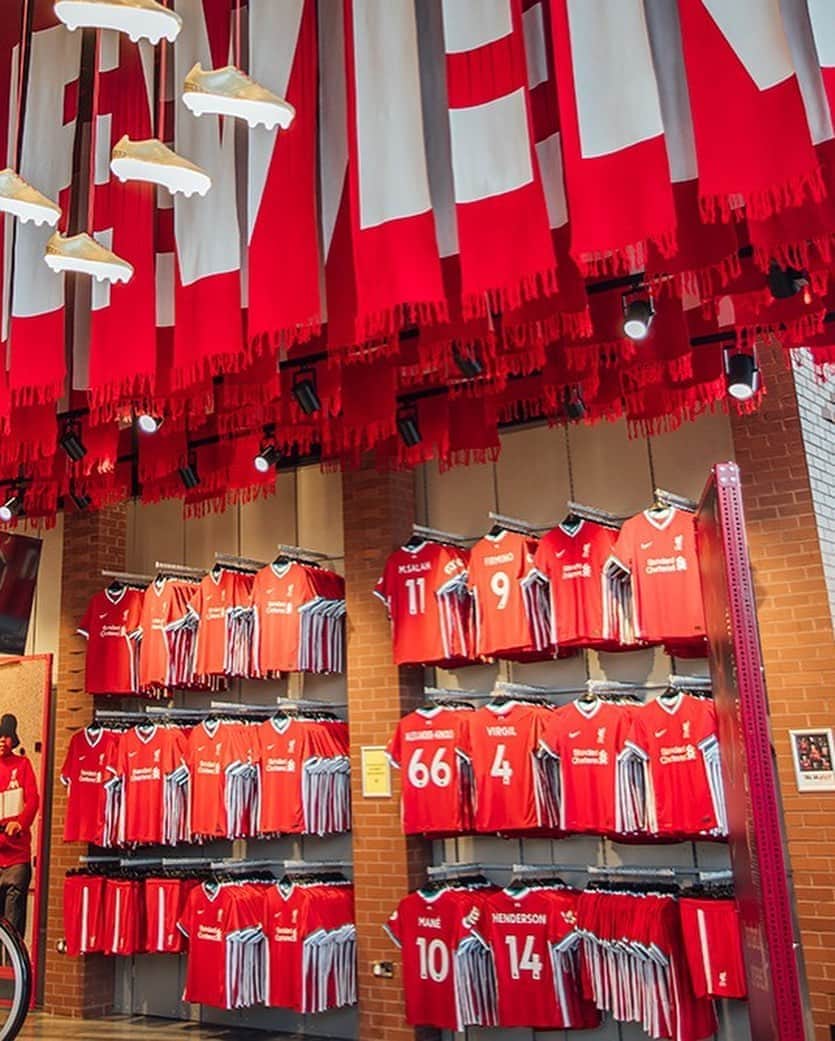リヴァプールFCさんのインスタグラム写真 - (リヴァプールFCInstagram)「Club store looking 😍😍 This kit, @lfcretail 👌 #TellUsNever #LFC #LiverpoolFC #Liverpool」8月9日 19時19分 - liverpoolfc
