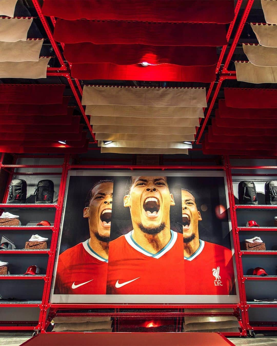 リヴァプールFCさんのインスタグラム写真 - (リヴァプールFCInstagram)「Club store looking 😍😍 This kit, @lfcretail 👌 #TellUsNever #LFC #LiverpoolFC #Liverpool」8月9日 19時19分 - liverpoolfc