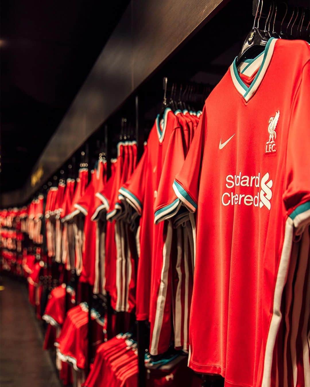 リヴァプールFCさんのインスタグラム写真 - (リヴァプールFCInstagram)「Club store looking 😍😍 This kit, @lfcretail 👌 #TellUsNever #LFC #LiverpoolFC #Liverpool」8月9日 19時19分 - liverpoolfc
