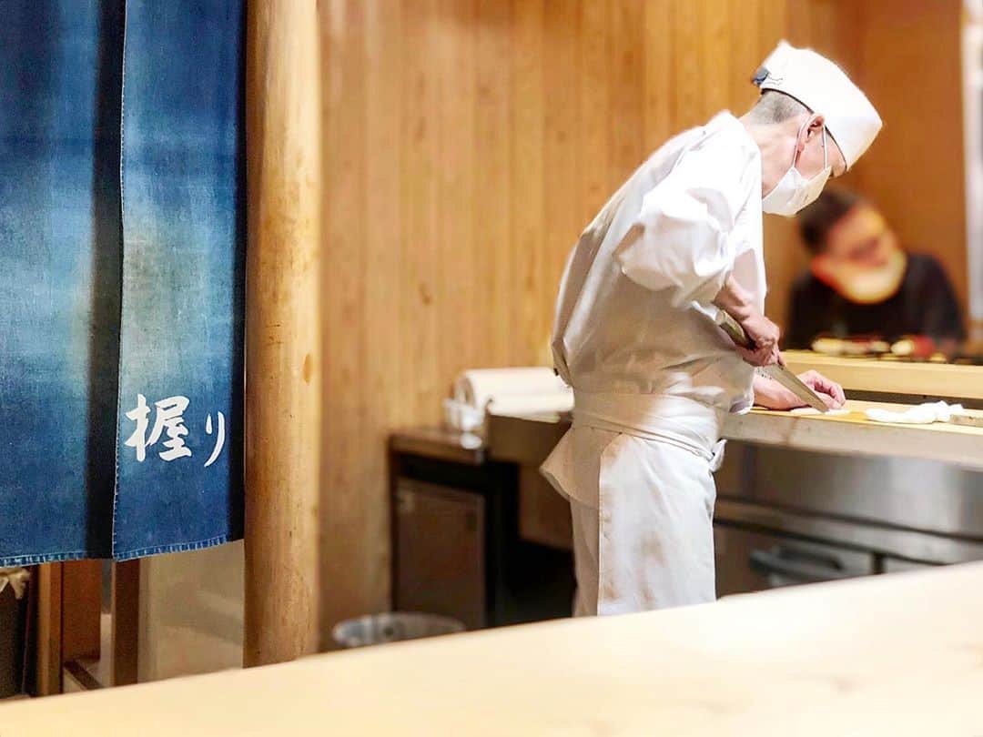 能美黎子さんのインスタグラム写真 - (能美黎子Instagram)「・ 下北沢で10年以上ミシュラン一つ星を取り続けている お寿司の名店 「福元」 @sushi_fukumoto へ。 ・ 住宅地の一角にあり 大人の隠れ家的なお店。 ・ 大将が1人で握っているのですが、 気さくに会話をして下さり、 ほっこりした気持ちになりました。 ・ いただいたのは、 大将おまかせコース。 ＊お刺身盛り合わせ ＊焼き魚 ＊小鉢 ＊鮨10貫 ＊お味噌汁 ・ グループ毎にひと席間隔を空けて座るよう コロナ対策をしています。 予約は必須。 ・ 気取らず初めての方でも気さくに カウンターでお寿司を食べられるので、 おすすめです。 ・ #下北沢グルメ #黎ログ #鮨#鮨福元 #福元 #お寿司 #寿司 #お寿司好き #地元グルメ #下北沢 #ミシュラン #ミシュラン一つ星 #ミシュランビブグルマン #ミシュラン10年連続 #美味しいもの好きな人と繋がりたい #美食 #美食日記 #食べ歩き #食べスタグラム #日本食 #sushi #カウンター寿司 #隠れ家 #隠れ家的なお店 #飲食店応援 #飲食店がんばろう #コロナに負けるな #休日の過ごし方 #shimokitazawa #鮨好きな人と繋がりたい」8月9日 19時22分 - reikonohmi