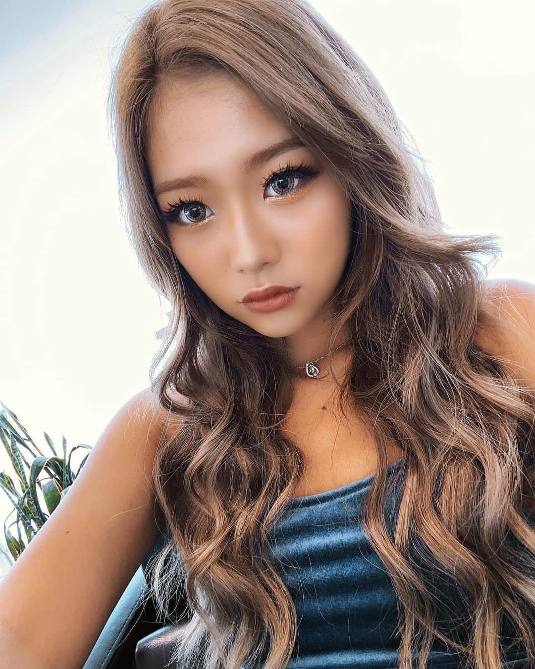 やしろななさんのインスタグラム写真 - (やしろななInstagram)「久しぶりの🤳🏽💙  ストーリーで好評だった嬉しい🦋 髪色最高に良い色🤟🏽🌈ありがとう😌」8月9日 19時27分 - 8467_0