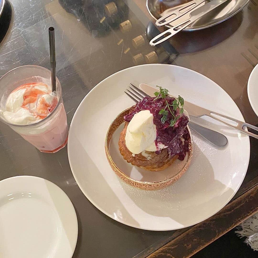 PATRA magazineさんのインスタグラム写真 - (PATRA magazineInstagram)「8/9♡スワイプしてね「zarigani cafe」　 . アンティークな店内でいただく、アップルパイが話題のカフェ♪ . アイスがトッピングされているから、暑い今にぴったりのメニュー！ . 溶け出したらパイと一緒に食べてみて.. ♡ . ♡店舗情報♡ 最寄駅:渋谷駅 営業時間:月曜〜土曜12:00〜23:30   日曜12:00〜23:00 定休日:不定休 . Thankyou @karenon__kotaki / @moepiii_t_  @hinaapiyo / @suzylily._ @chi_x_x_x / @mimiy_0303 . #patra #cafe巡り #おしゃれカフェ #インスタ映え #フォトジェニック #渋谷カフェ巡り #話題 #注目 #人気 #ザリガニカフェ #zariganicafe #渋谷カフェ #渋谷 #都内カフェ #都内カフェ巡り #りんごパイ」8月9日 19時27分 - patra__jp