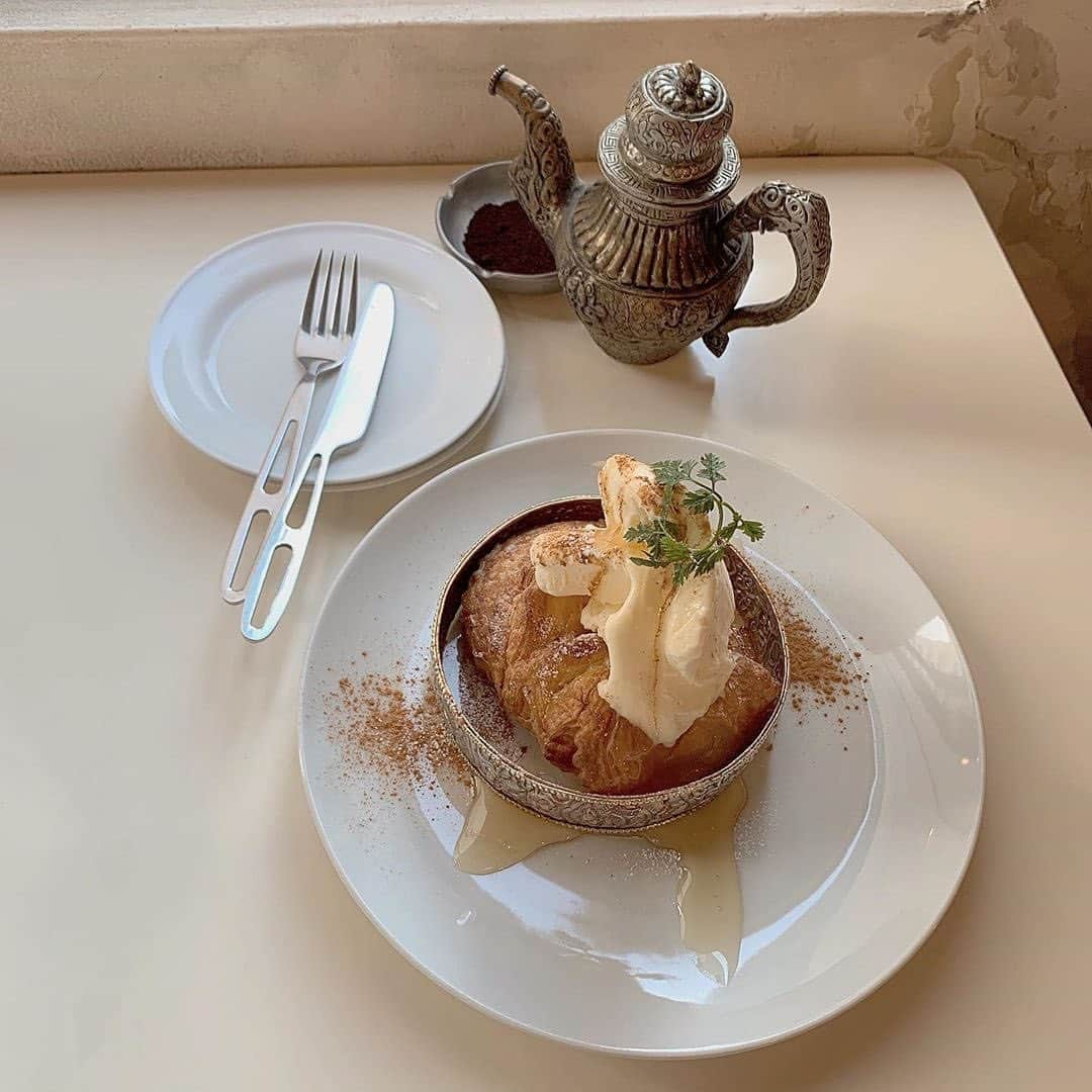 PATRA magazineさんのインスタグラム写真 - (PATRA magazineInstagram)「8/9♡スワイプしてね「zarigani cafe」　 . アンティークな店内でいただく、アップルパイが話題のカフェ♪ . アイスがトッピングされているから、暑い今にぴったりのメニュー！ . 溶け出したらパイと一緒に食べてみて.. ♡ . ♡店舗情報♡ 最寄駅:渋谷駅 営業時間:月曜〜土曜12:00〜23:30   日曜12:00〜23:00 定休日:不定休 . Thankyou @karenon__kotaki / @moepiii_t_  @hinaapiyo / @suzylily._ @chi_x_x_x / @mimiy_0303 . #patra #cafe巡り #おしゃれカフェ #インスタ映え #フォトジェニック #渋谷カフェ巡り #話題 #注目 #人気 #ザリガニカフェ #zariganicafe #渋谷カフェ #渋谷 #都内カフェ #都内カフェ巡り #りんごパイ」8月9日 19時27分 - patra__jp