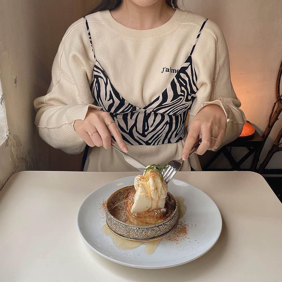 PATRA magazineさんのインスタグラム写真 - (PATRA magazineInstagram)「8/9♡スワイプしてね「zarigani cafe」　 . アンティークな店内でいただく、アップルパイが話題のカフェ♪ . アイスがトッピングされているから、暑い今にぴったりのメニュー！ . 溶け出したらパイと一緒に食べてみて.. ♡ . ♡店舗情報♡ 最寄駅:渋谷駅 営業時間:月曜〜土曜12:00〜23:30   日曜12:00〜23:00 定休日:不定休 . Thankyou @karenon__kotaki / @moepiii_t_  @hinaapiyo / @suzylily._ @chi_x_x_x / @mimiy_0303 . #patra #cafe巡り #おしゃれカフェ #インスタ映え #フォトジェニック #渋谷カフェ巡り #話題 #注目 #人気 #ザリガニカフェ #zariganicafe #渋谷カフェ #渋谷 #都内カフェ #都内カフェ巡り #りんごパイ」8月9日 19時27分 - patra__jp