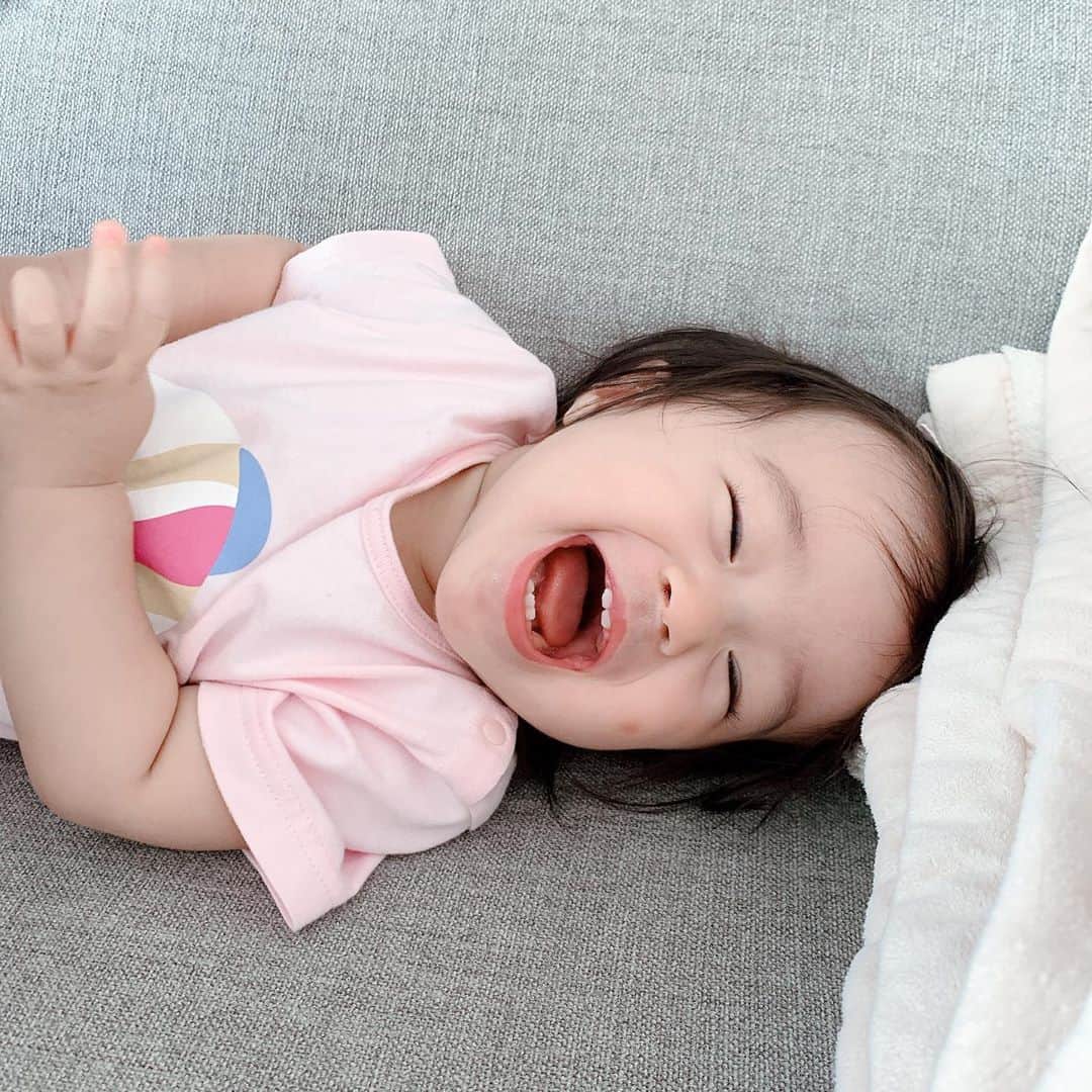 しほの涼のインスタグラム：「くすぐり弱いー😂😂 私強いんだけどな🧐←違 明日、めっちゃ久々にお寿司🍣🥰 楽しみ😚😚  #1歳　#1歳女の子」