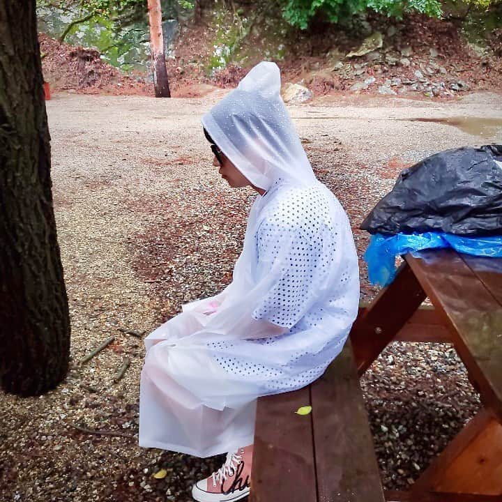 DINDINのインスタグラム：「모든걸 포기한거 같다며 종민이형이 찍어준 사진 😨 #포기야 #1박2일 #비그만」