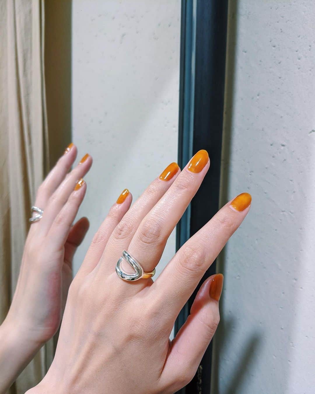 Shiho Sasakiのインスタグラム：「new nail💅 意外と今までやったことなかったオレンジ🍊 明るいカラーの時は浮かないように だいたいクリアにしてもらいます💎 夏服も秋服も似合いそうな色で大満足💯 #nail」