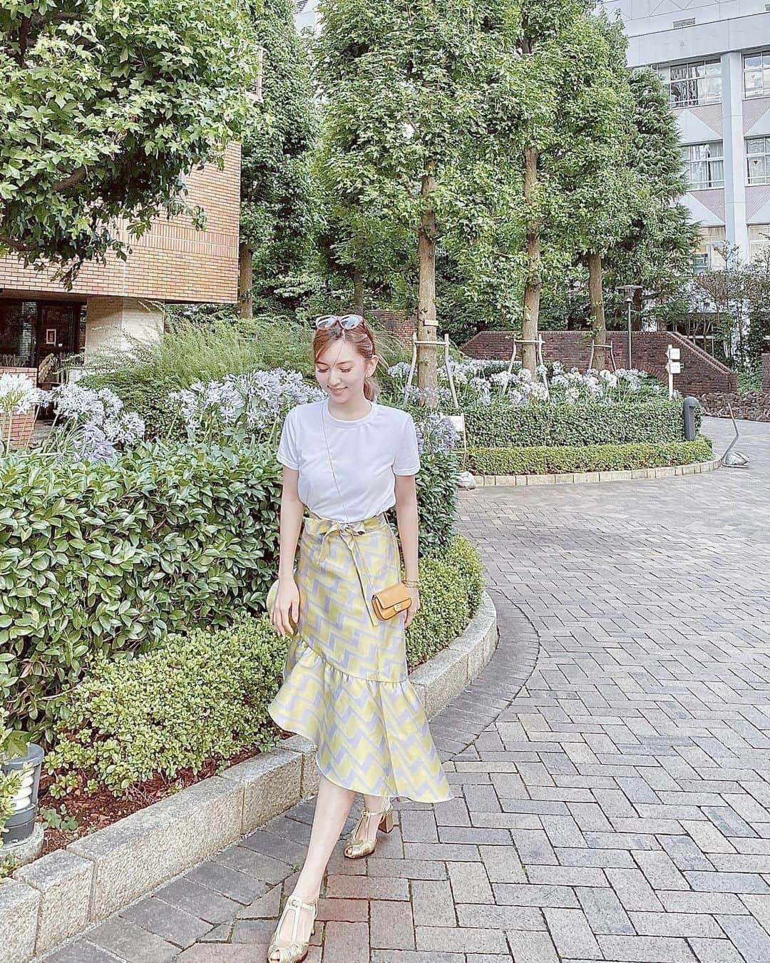 新井椎己のインスタグラム：「天気が良いと色物選びがち👒ご質問のあったこちらのスカートは @cynthiarowley のもの👗日本にはあまりない感じの配色が可愛い🤍🤍 #ootd」