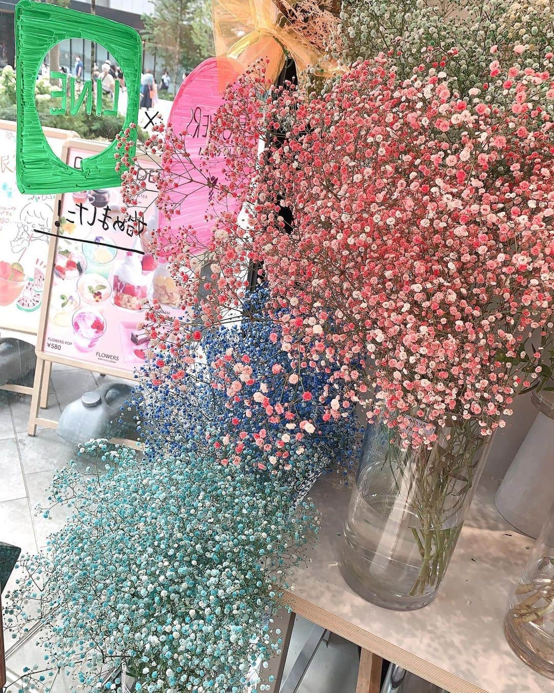 Miku Hirata 平田未来さんのインスタグラム写真 - (Miku Hirata 平田未来Instagram)「#greensprings にある、#flowersbakeandicecream (@flowersbakeandicecream )へ💠  お花がたくさん売っていて カフェは隣にあります🌼  ちょうど、おやつ時間だったためか 混んでいましたが☕️  テイクアウトもあり テラス席もあったので快適でした💠  アイスコーヒーと、可愛いお花のドリンク🥤💠🌼  お花に癒されながらのカフェタイム💓 壁紙もとても可愛いですよ✨  そのあと、敷地内を散策してホテルも素敵でした🌼  また、#恐竜グリーティング がドキドキで 大人気でした🦖たくさん人がいたので、 ショートバージョンで🙏  子供は起き抜けということもあってか、 怖がってキョトンとしていました笑  屋外で楽しめるアミューズメントとして とても良いなと思いました✨  このところは、連休とお盆が一緒になり、 夏休みのなかの夏休みのような感じですが👗🎪  カフェ巡りや🍰グルメがごっちゃの投稿をお楽しみに笑  あと、#reel #リール やってみました！  #グリーンスプリングス立川 #グリーンスプリングス立川店 #グリーンスプリングステイクアウト #flowercafe #フラワーカフェ #お花のあるくらし #お花のある生活 #お花屋さん」8月9日 19時36分 - miku.hirata