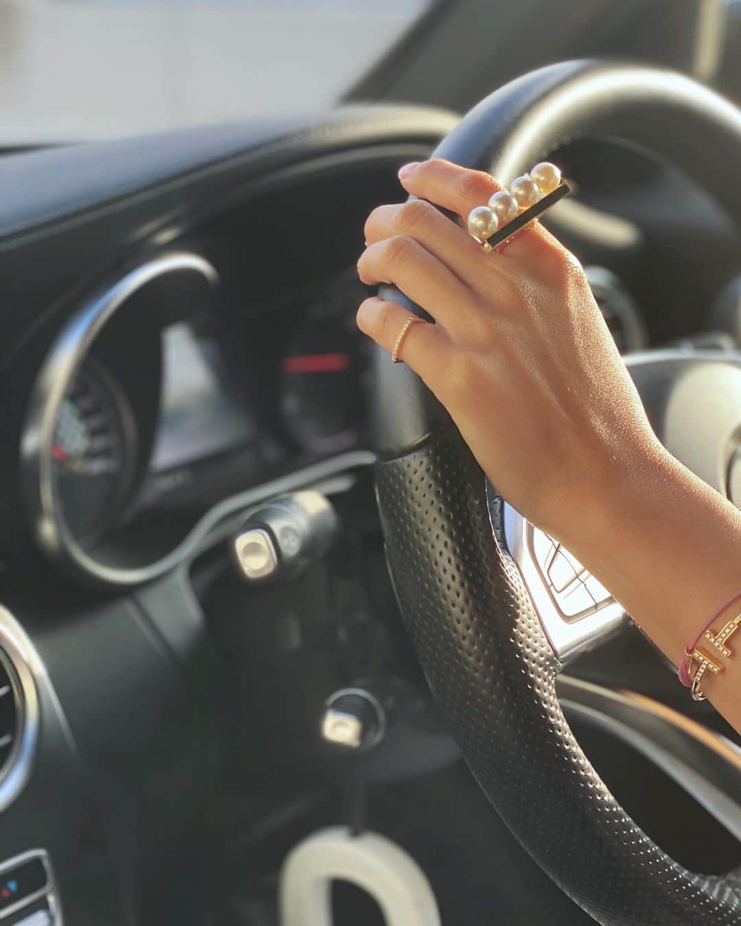 のインスタグラム：「sunset drive🚗💭 ・ diptyqueの香りのオーバルは暑さで溶けて消えました💧 お気に入りの香りはBAIES♥︎ ・ #drive #diptyque #adessoyuki #hirotaka #pinkyring」