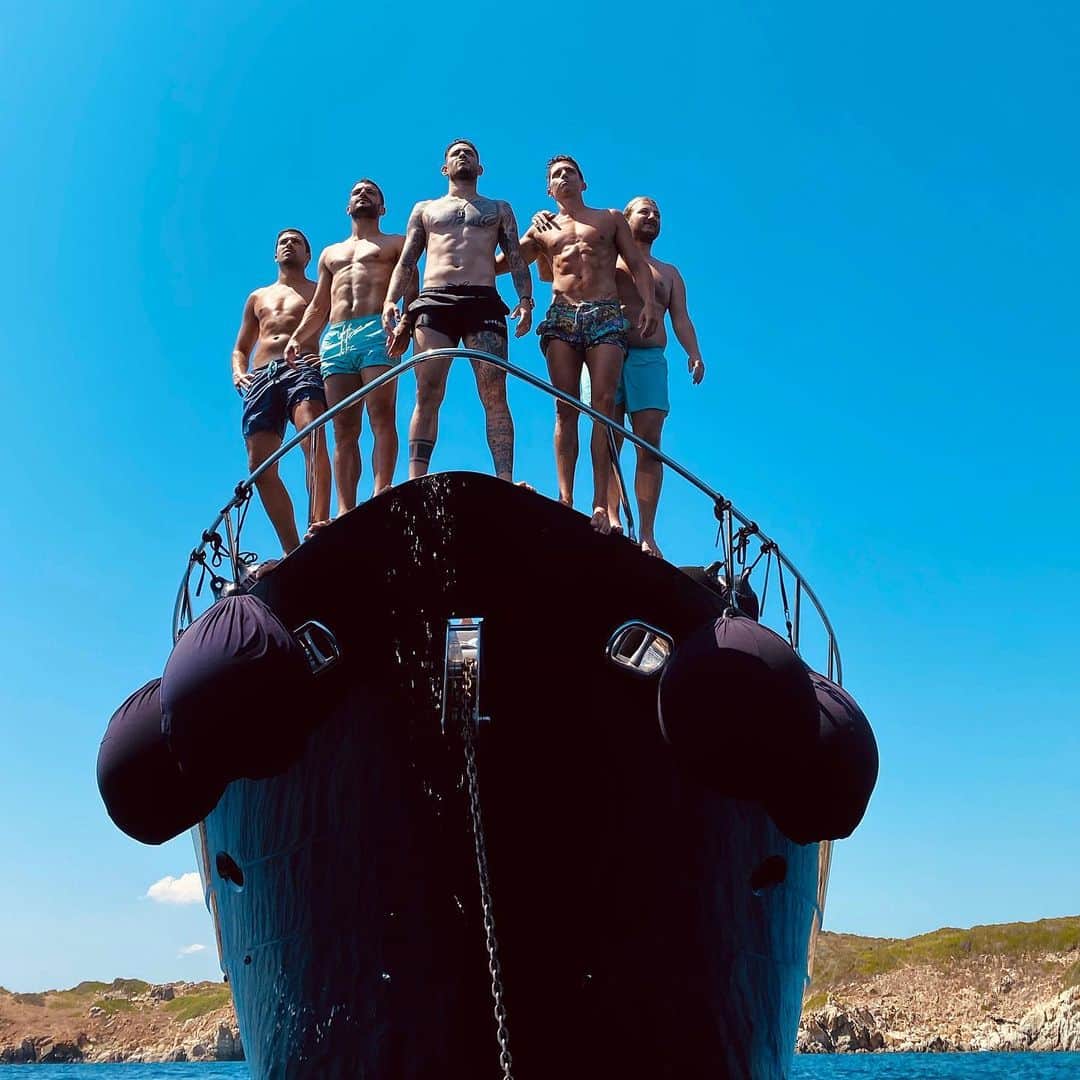 イアゴ・ファルケ・シルバのインスタグラム：「Holidays 💣」