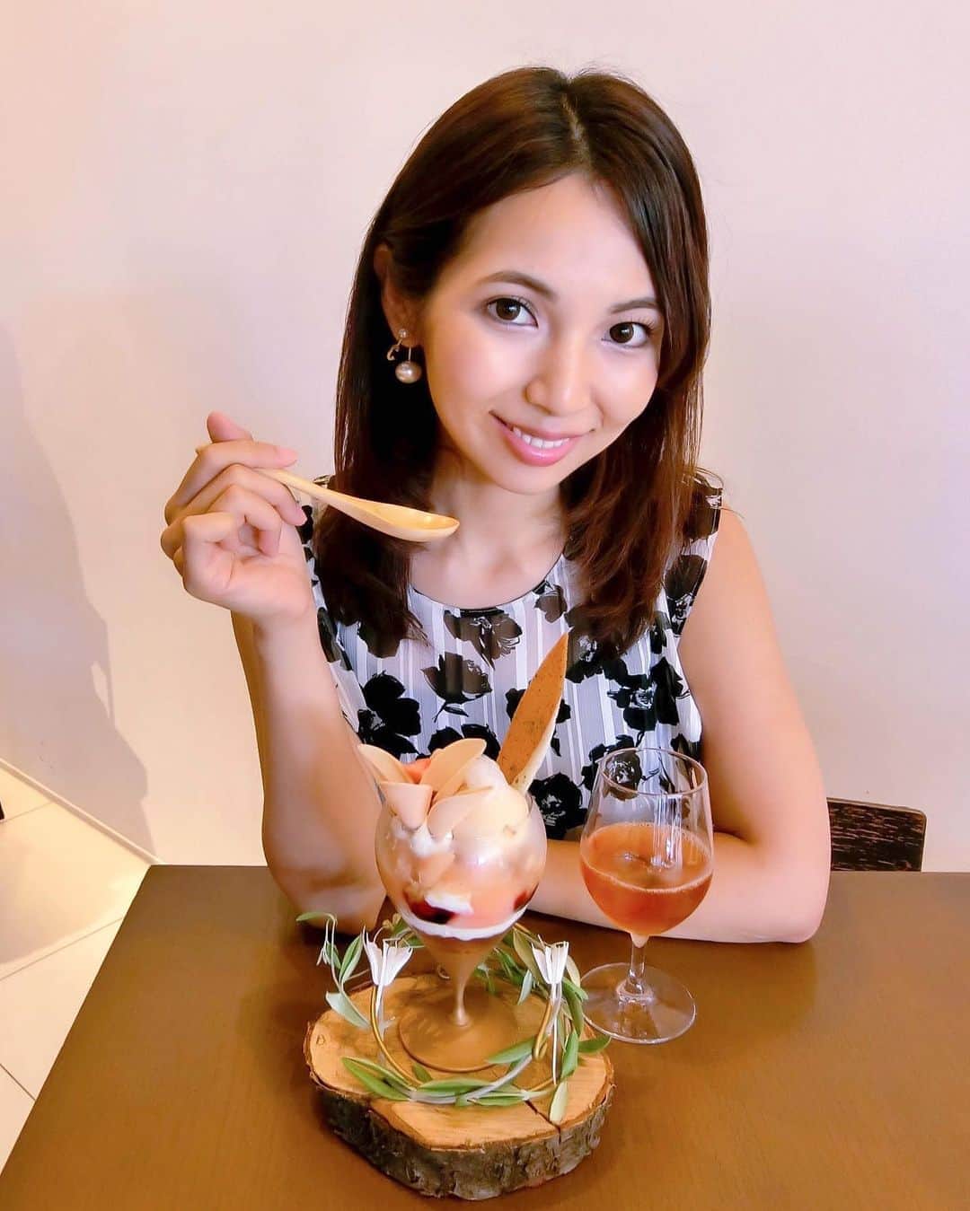 のインスタグラム：「とっても楽しみにしていたパフェ🥺🙏🏻♥️. 初日、朝から行ってきました！ . 私のお目当ては大ファンの @shohei_manago_patissier さんのペッシュカカオのパフェ🍑. 今回お話を伺うことも出来て大満足🥺. 桃とカカオの出汁のジュレ、本来だったら合わない組み合わせを上手く組み合わせていて、今回も素晴らしく美味しかった… なんでこんなにまとまるんだろう… 角砂糖をイメージした桃のソルベは、周りをホワイトチョコで薄くコーティングしてあって、珍しくてびっくり。 クロモジも、ちょっと苦手かもと思ってたけど香りが良いし桃に合う。 パフェの起き皿代わりの木も桃の木から作ったそうで。流石のセンスでした🙏🏻. . @amadan_hikki さんと @_chiaaki_ と3人で行ったので、それぞれ別のパフェをオーダーして少しずつ味見させてもらったけど、それぞれ違った美味しさがあって。 . ネクタリンベリーは素材の美味しさが際だつようなパフェ。ラズベリーが異様に美味しくて聞いたら、北海道から生産者さんが日帰りで朝取れたものを持って来てくれたそう。そのこだわりも凄い！ . マスカットは色々なハーブの香りがして、３つの中で1番新鮮だったなあ〜こんな繊細な味？香り？のパフェ初めて😳！ どれも美味しかったです♡. 明日も行きたいなあ。明日も行きたいなあ🥺売り切れるかなあ🥺. . #sugar #パフェ #parfait #六本木ヒルズ #桃パフェ #カカオ #cafe #２日間限定 #sweets #peche #sugar_patissier2019 #パフェ巡り #パフェ活 #セリーズチョイススイーツ」