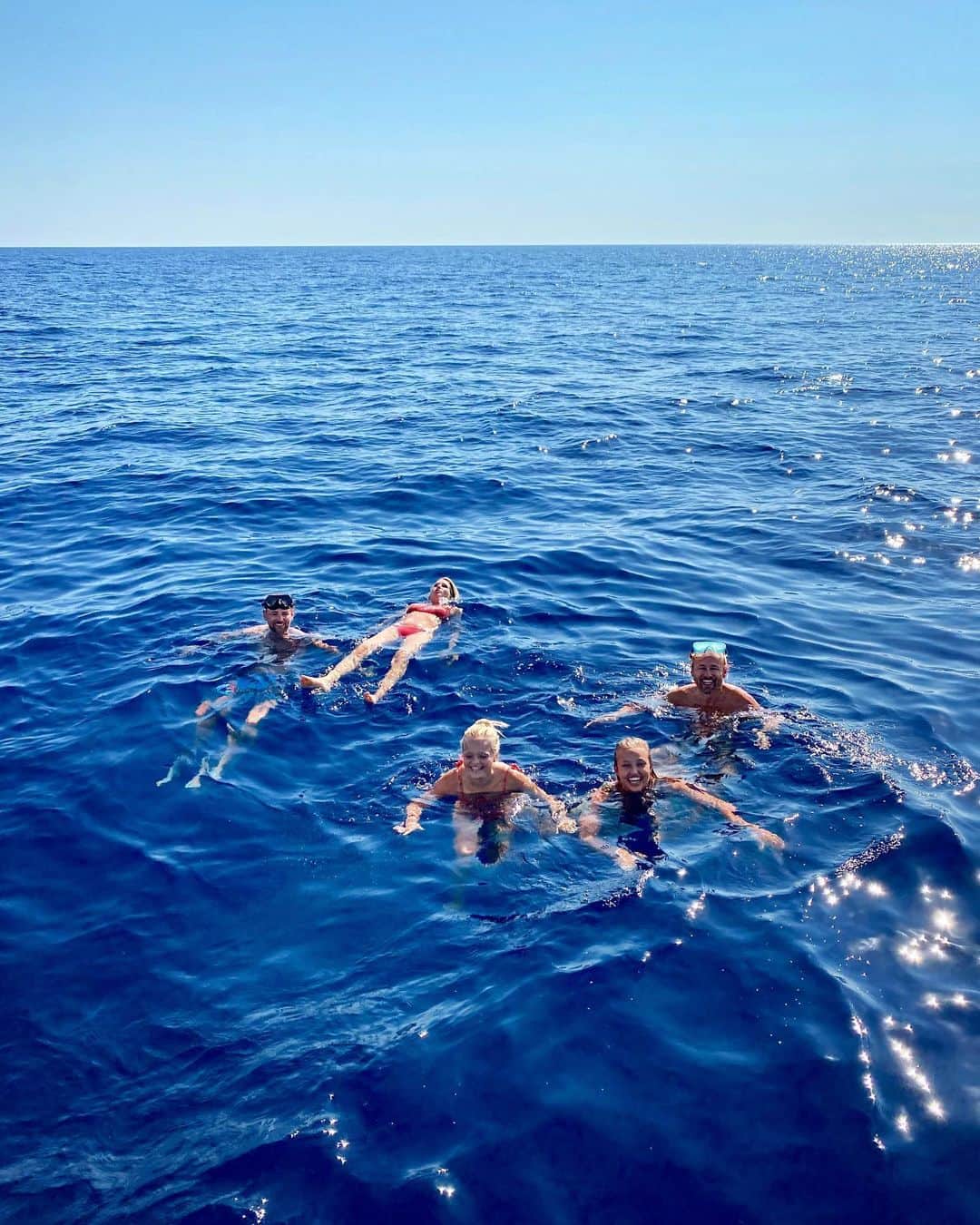 ヨアヒム・ローニングのインスタグラム：「Family swim in international waters 🌍 With no land in sight and 2000 meters (6000 feet) to the bottom, it’s an intense but truly beautiful experience (we miss you, Mandy!) 💙」