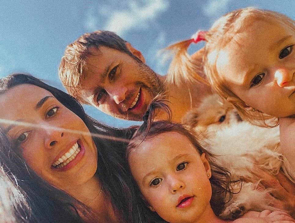シェイラ・カストロのインスタグラム：「Lembro que quando conheci meu marido, há quase 10 anos e  ainda nem namorávamos, eu disse que eu tinha medo de ter filho. E ele me disse tanta coisa bonita nesse dia sobre filhos, sobre o mundo, que daquele dia em diante comecei a pensar diferente. Comecei a abrir minha cabeça para um dia quem sabe ser mãe... E depois de alguns meses estávamos namorando, depois de quase dois anos nos casamos,  depois de 4 anos chegaram 2 cachorrinhos, e 5 anos depois de casados realizamos nosso maior sonho como casal, nossas filhas. E que pai ele se tornou, tenho orgulho dele a cada dia, da relação dele com elas, do amor entre eles. Da nossa família! Mas as vezes tb tenho raiva, pq minhas filhas obedecem mais ele do que eu! 🤷🏻‍♀️ Lindinho, sou muito feliz por minhas filhas terem um pai como vc. Te amo. Na verdade te amamos. Tenho certeza que posso falar isso por elas e pelos nossos dogs. Hoje o dia é todo seu lindinho! #diadospais #albumdalizeninna」