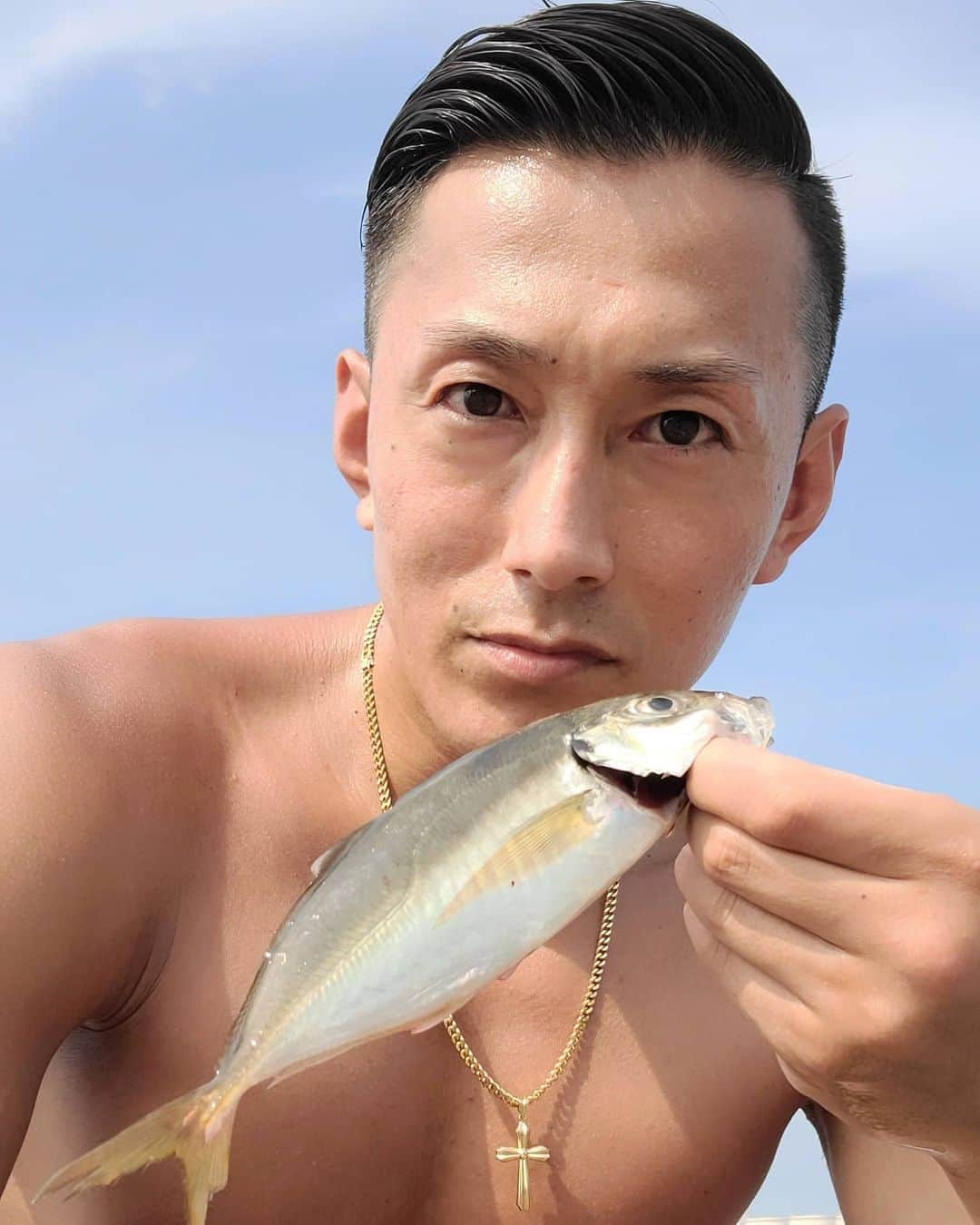 黒石高大のインスタグラム：「東京湾足元でアジさん釣れる時期になったー ３匹しか釣れなかったけど これからサビキで釣って それをエサにして大きいの釣る夢のある釣りの季節だー しかし暑すぎて熱中症手前なのか何回も意識遠くなった あぶなっ(笑) #釣り #海釣り #東京湾 #アジ」