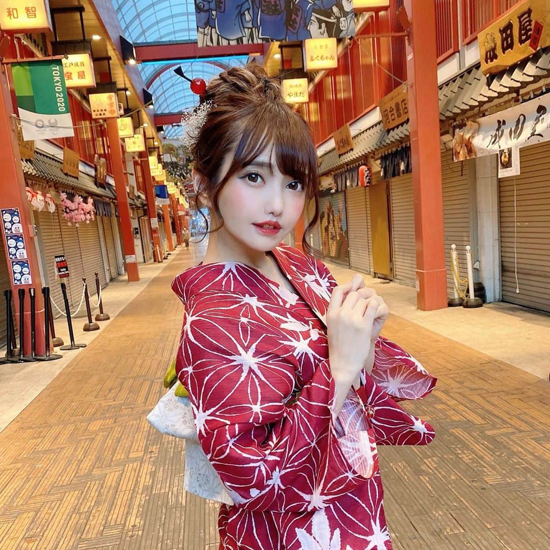 遠藤 玲奈 /endo renaのインスタグラム：「渋めの赤って案外可愛いよね☻？ シンプルな感じもだいすき。  #浴衣 #ヘアアレンジ #浴衣ヘア #着物ヘア #浴衣女子 #浅草さわだ屋 #編み込みヘア #和装 #和服 #着物ヘア #浴衣コーデ #着物コーデ #サロンモデル #浴衣レンタル #インナーカラー #アッシュ #グレージュ」