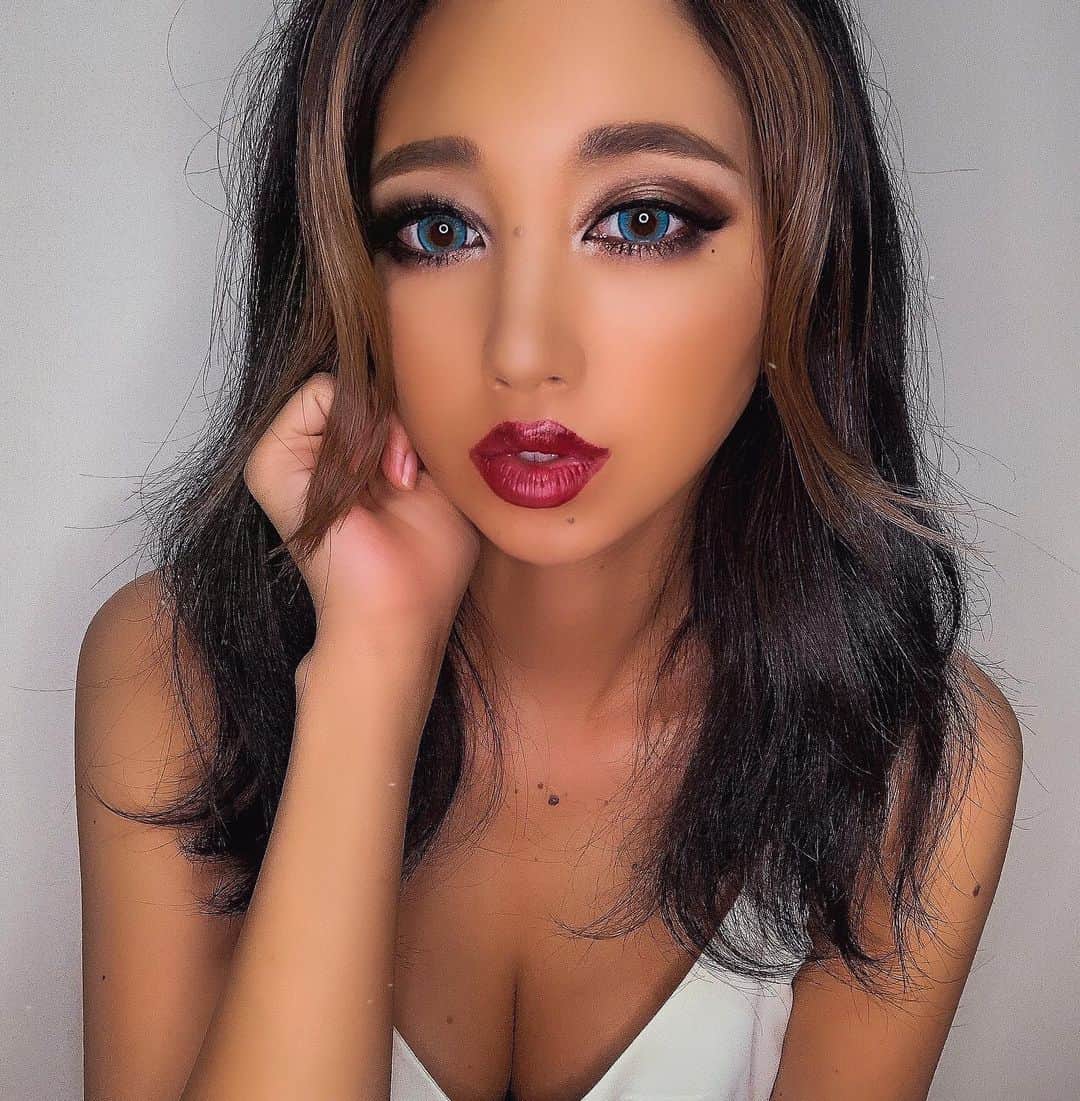 okamotosayaka のインスタグラム：「🧜🏽‍♀️🐚💓 . . . . . . . . . #faceframing#faceframinghighlights#makeup#hairstyle#haircolor#mediumhair#fashion#redlip#maccosume#フェイスフレーミング#フロントカラー#バングカラー#ヘアスタイル#ミディアムヘア#巻き髪#黒肌#日焼け#黒肌女子#メイク#ファッション#小麦肌#夏コーデ#かきあげ前髪#ハイライト#マックコスメ」