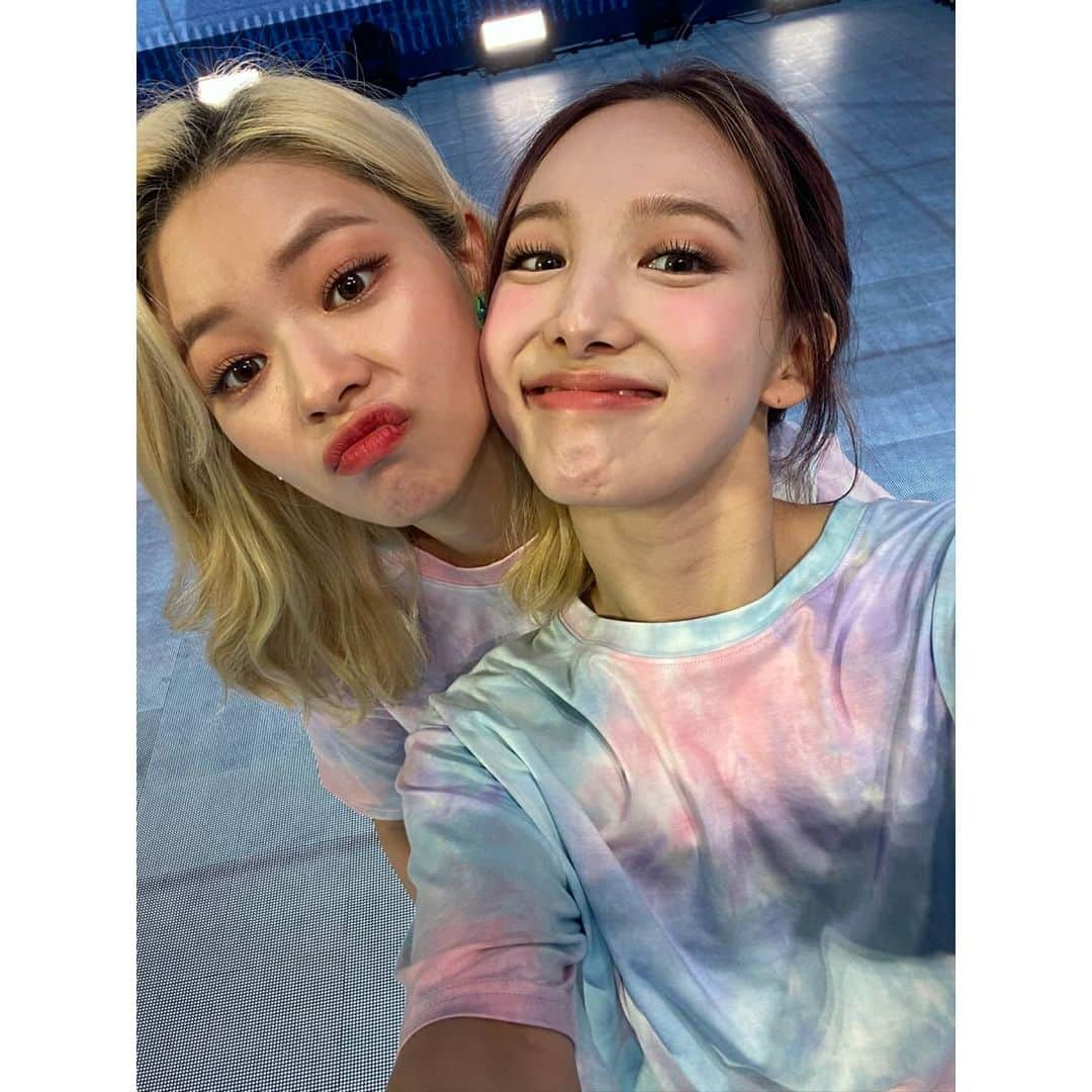 TWICEさんのインスタグラム写真 - (TWICEInstagram)「오늘도 원스 덕분에 너무 재밌고 좋은 에너지 많이 받은 것 같아요😇 같이 즐겨줘서 너무 고맙고 건강하게 또 만나요💙🤍」8月9日 19時54分 - twicetagram