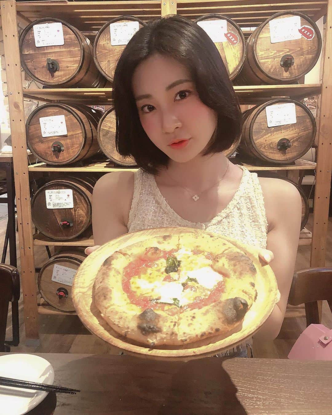 伊藤愛梨さんのインスタグラム写真 - (伊藤愛梨Instagram)「イタ飯バルriccio (@riccio_takadanobaba )に行ってきました♡﻿ イタリアン大好きでいろんなお店で食べたことあるけどriccioのお料理はクセがなくて誰でも好きな味付けのお店だと思いました！﻿ サラッと食べれちゃうほんとに美味しいイタリアン💕 ﻿ お値段も優しくて樽から注ぐワイン飲み放題をつけても安く楽しめるのでオススメです♡🍷﻿ ﻿ ﻿ ・シーザーサラダ ﻿ ・鮮魚のカルパッチョ ﻿ ・カツレツ ﻿ ・ムール貝のワイン蒸し ﻿ ・アヒージョ ﻿ ・バケット ﻿ ・当店名物！窯焼きピザ ﻿ ・ティラミス ﻿ ・樽から直接注ぐ30種類の樽ワイン飲み放題﻿  デザートのティラミスがプレートアートまでしてくれて可愛いくて嬉しいのととっても美味しかった！ 結構お腹いっぱいだったけどぺろっといけちゃいましたよ♡ ﻿  このインスタを見た方ドリンク一杯無料になるのでぜひイタ飯バルriccio (@riccio_takadanobaba )に行ってみてね♡  ﻿  池尻愛梨イベントスケジュール 8月14日💮はなまる💮撮影会　東京 8月16日💮はなまる💮撮影会　名古屋 8月22日💮はなまる💮撮影会　東京  ﻿ ﻿ ﻿ ﻿ ﻿ ﻿ ﻿ ﻿ ﻿ ﻿ ﻿ ﻿ ﻿ ﻿ #イタ飯バルriccio #高田馬場イタリアン #樽ワイン #イタ飯バル #riccio #pr #トリドリベース﻿ #ボブアレンジ  #l4l #instagood #ootd #instalike #fashion #outfit #dailylook   #romantictokyo #ロマンチックトーキョー﻿ #夏コーデ#ファッション#コーデ#トップス#ヘアアレンジ#プチプラ#プチプラファッション#プチプラコーデ#韓国ファッション#オルチャン#オルチャンファッション#韓国コスメ﻿ ﻿ ﻿ ﻿」8月9日 20時04分 - ilovely1007_