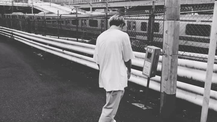 古幡亮（WATWING）のインスタグラム：「. In this reward, I tried to cover "Kindness" by Kaze Fujii and I made a short video. . . 藤井風さんの「優しさ」をカバーしました！ 最近僕がリスペクトしているアーティストです。 同い年とは思えない渋さと色気、そこから出る彼のグルーヴがたまらんです。 レコードの機材が整ってなくてiPhoneのイヤフォンに付いてるマイクだけで頑張ってみました笑(途中ちょっとノイズが入ってます…) ちょっとしたムービーも制作してみたのでチェックしてみてください！ Fullは @watwing_official の 公式ファンクラブfanwikiにて！ . . #watwing #ryofuruhata #fanwiki #reward #藤井風 #優しさ #cover」