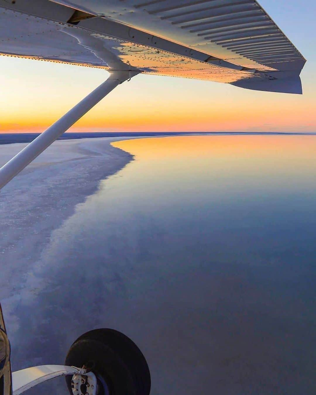 Australiaさんのインスタグラム写真 - (AustraliaInstagram)「"And out your window, you’ll see the world's largest salt lake!" 😮 Steve Strike captured @southaustralia’s Kati-Thanda Lake Eyre looking delightfully golden during a #sunrise scenic flight with @wrightsair. Located in the Kati-Thanda Lake Eyre National Park in the vast outback of #SouthAustralia, #LakeEyre is a massive expanse of shimmering salt in a basin so large that it crosses the borders of three states! Flights with @wrightsair depart daily from #WilliamCreek, and we can’t recommend one enough if you want to experience once-in-a-lifetime views like these. #seeaustralia #seesouthaustralia」8月9日 20時00分 - australia