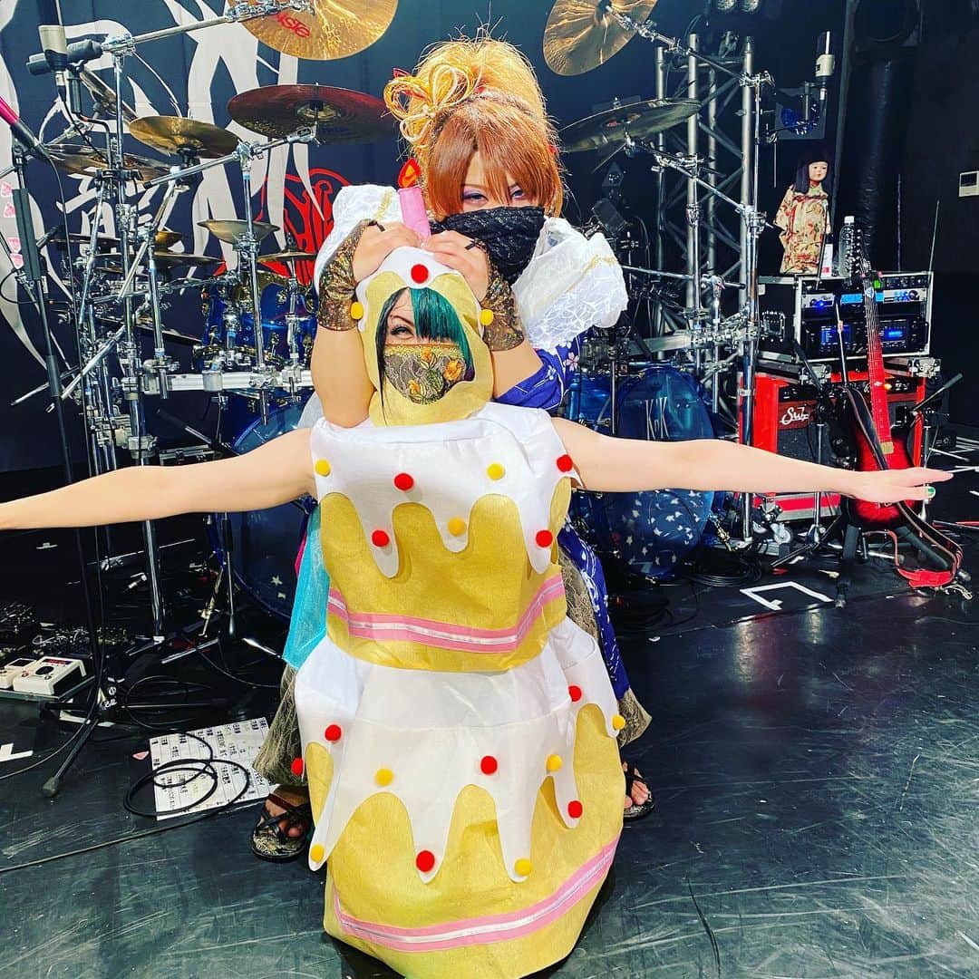 己龍さんのインスタグラム写真 - (己龍Instagram)「2020.08.03 無観客ライブ配信🎂  九条武政生誕祭ありがとうございました🎉  #己龍 #kiryu #九条武政生誕祭 #黒崎眞弥 #酒井参輝 #九条武政 #一色日和 #遠海准司 #生誕ツーショット #生配信ライブ #とったどー」8月9日 20時00分 - kiryu_official_1216