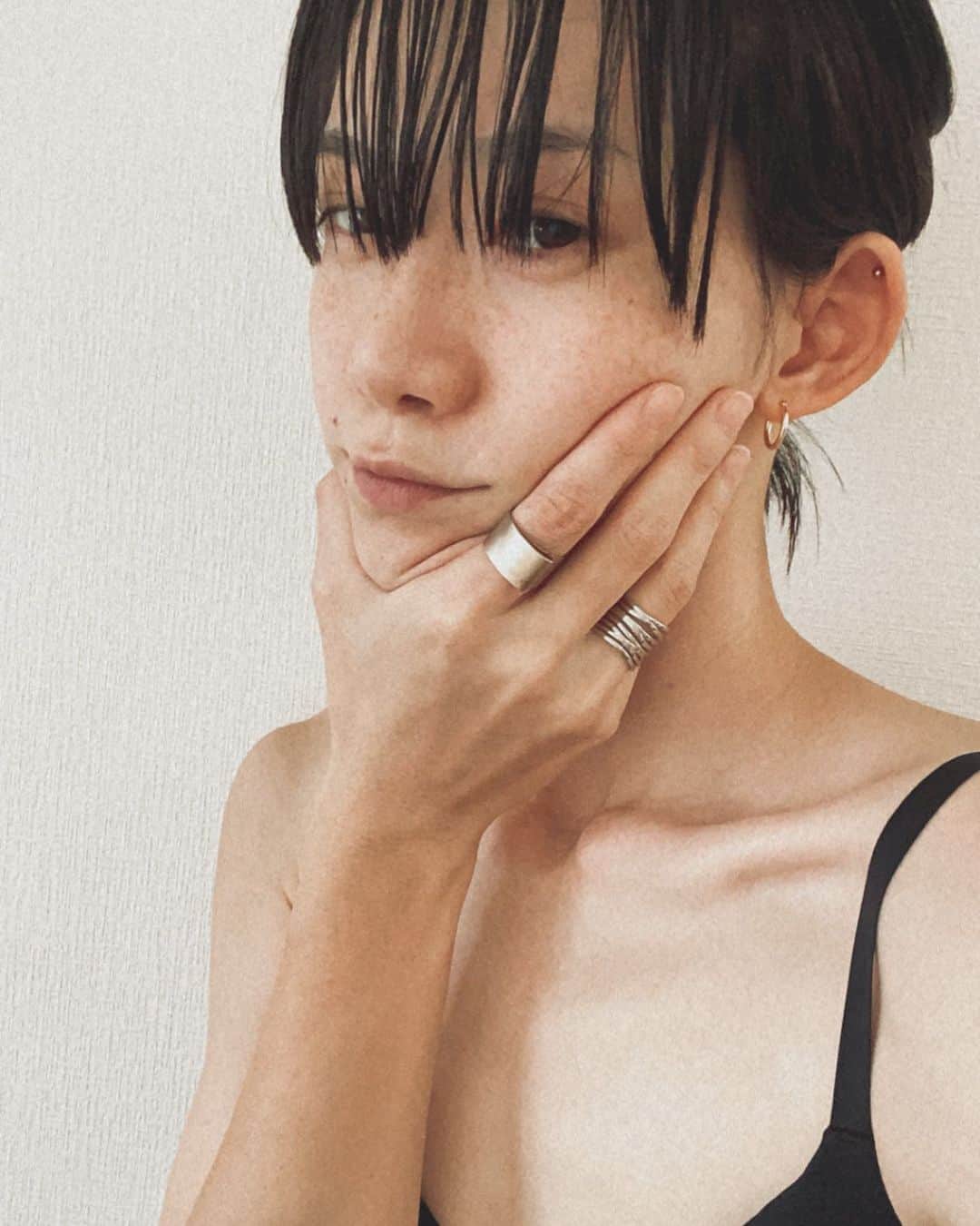 平山奈美のインスタグラム：「セールで安くなってたリングを2点ゲット✌️ナイスコスパ💍 @senseofplace_ur   そして襟足をちょこんと結べるようにまで伸びた👧🏻そろそろ切りたいあぢぃ〜  #アクセサリー #アクセ #リング #センスオブプレイス #コスパ #セール #シルバーアクセサリー #マットゴールド #ショートヘア #ショートヘアアレンジ #ヘアアレンジ #黒髪ショート #ショートアレンジ #夏 #男の子ママ #ママ」