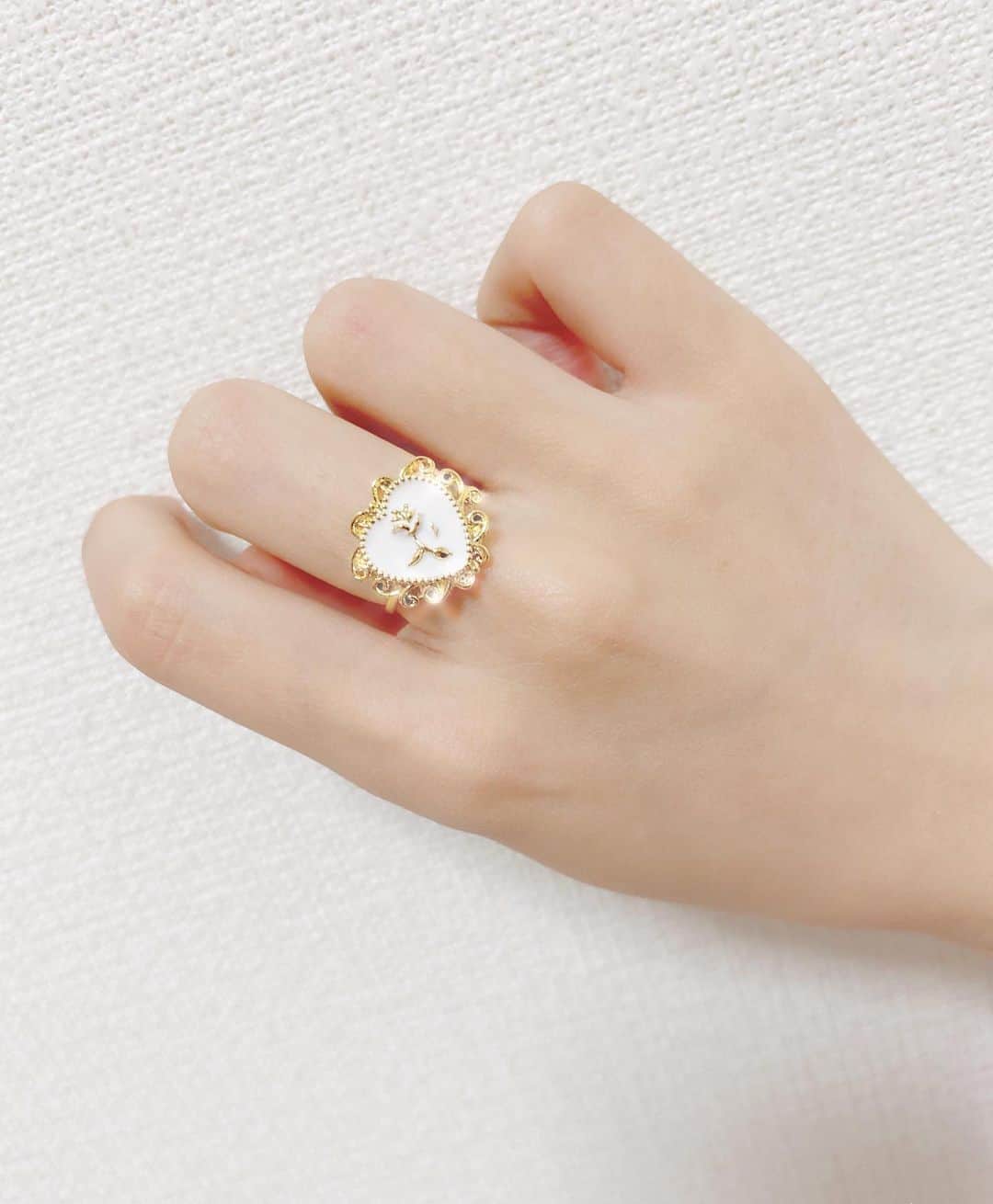 のインスタグラム：「めためた可愛い指輪Getしたの💍 私服と相性抜群だった♡ . @fing_official  . 【chonan300】¥300OFFのクーポンコードが9月6日まで使えるみたいだよ！ . #アクセサリー #指輪 #ring #accessory」