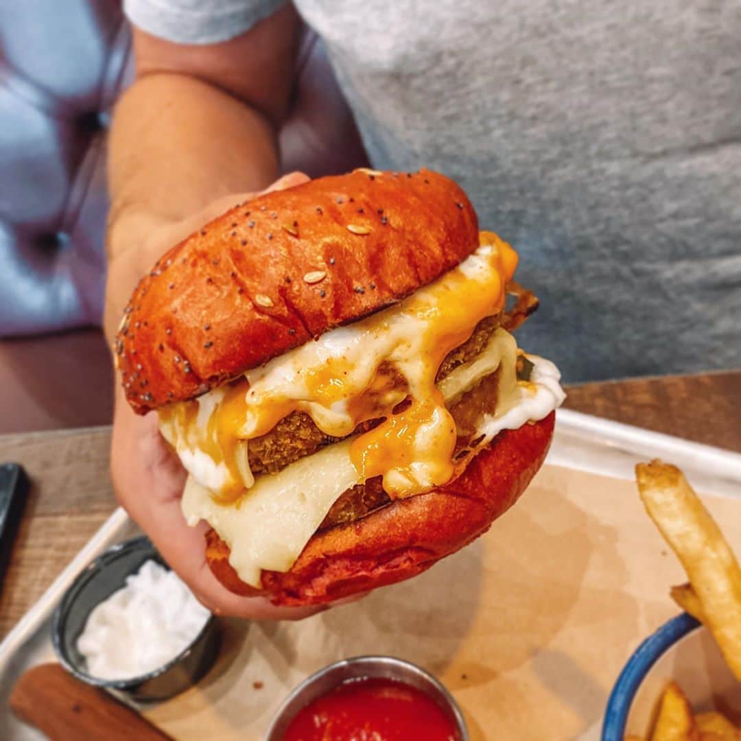 Eat With Steph & Coのインスタグラム：「Lighting jack(fruit) from @brewdogofficial ⚡️🍔 double jackfruit patty’s, vegan cheese, onions, jalapeños and a beetroot vegan brioche bun 🙌🏻 who says you have to compromise if you’re vegan?! 🌱 💚 📷. @thetessaproject」