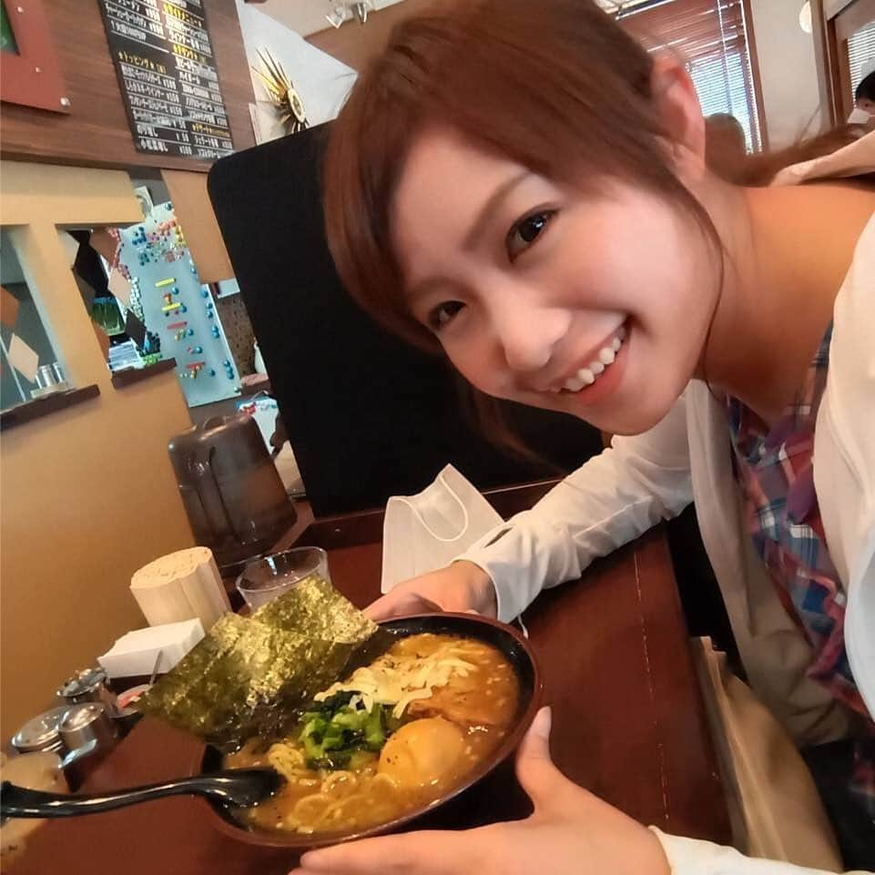 南條早紀さんのインスタグラム写真 - (南條早紀Instagram)「ラーメンwith南條🍜❤️ . フルサタ！のスタッフたちと ラーメンを食べると色々お気遣いいただいて ラーメンwith南條の写真をよく撮ってくれるのです🍜 ありがとう😂✨ . こちらは前投稿のヌードルハーツさんの とんこつ醤油ラーメンと共に！ . いつだって、おいしい食べ物と一緒のときは 良い顔してるんですよ。 そして毎回カメラマンが上手です🤤 . . あぁ、食リポ上手になりたいな…（唐突 . . #富山県 #富山 #魚津 #魚津市 #toyama #ラーメン #らーめん #noodles  #とんこつ醤油 #とんこつ醤油ラーメン #富山ラーメン #魚津ラーメン #ヌードルハーツ #ラーメン大好き #食べるの大好き #幸せ #食べ物 #食べるの大好き #笑顔 #にやにや #カメラマン #いつもありがとう #仲間 #アナウンサー #南條早紀 #富山テレビ #BBT #フルサタ #なんじょうのにちじょう #食べることは生きること #🍜」8月9日 20時06分 - nanjo_saki