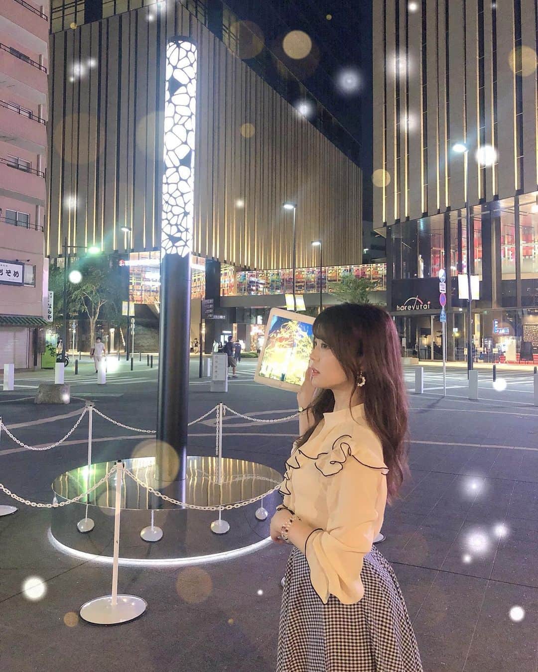 山田あかりさんのインスタグラム写真 - (山田あかりInstagram)「池袋に新しく出来た #Hareza池袋 のグランドオープニングイベントに行ってきたよ🥰﻿ ﻿ 「チームラボ」のMessage Pillarによる﻿Hareの樹がARになってて、アプリを起動して樹にかざすとメッセージピラーが見える仕組みになっていて綺麗だった☆°｡⋆⸜(* ॑꒳ ॑* )⸝﻿ ﻿ 8月3日は　８（ハ）０（レ）３（ザ）　＝　Hareza（ハレザ）の日らしい😳♥﻿ ﻿ 8月16日までやってるから気になる人はぜひ見に行ってみてね(๑♡ᴗ♡๑)﻿ ﻿ ﻿ ﻿ #ハレザ池袋 #Hareza池袋 #Hareの樹　﻿ #グランドオープニングイベント #中池袋公園　﻿ #チームラボ #8月3日はハレザの日 #8月16日まで　﻿ #ikebukuro #池袋 #トーホーシネマ #tohoシネマズ #映画館　#新スポット #夜景 #東京の夜景 #ファインダー越しの世界 #デジタルアート #ブラウス #韓国ファッション #通販サイト #ヒラヒラブラウス #チェックスカート #UNIQLO #ユニクロ」8月9日 20時07分 - akari030201