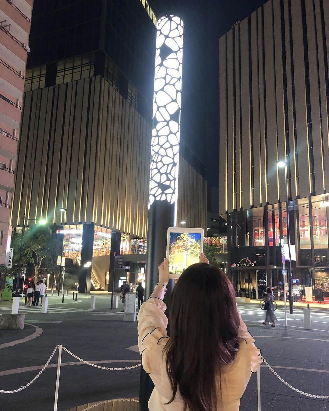 山田あかりさんのインスタグラム写真 - (山田あかりInstagram)「池袋に新しく出来た #Hareza池袋 のグランドオープニングイベントに行ってきたよ🥰﻿ ﻿ 「チームラボ」のMessage Pillarによる﻿Hareの樹がARになってて、アプリを起動して樹にかざすとメッセージピラーが見える仕組みになっていて綺麗だった☆°｡⋆⸜(* ॑꒳ ॑* )⸝﻿ ﻿ 8月3日は　８（ハ）０（レ）３（ザ）　＝　Hareza（ハレザ）の日らしい😳♥﻿ ﻿ 8月16日までやってるから気になる人はぜひ見に行ってみてね(๑♡ᴗ♡๑)﻿ ﻿ ﻿ ﻿ #ハレザ池袋 #Hareza池袋 #Hareの樹　﻿ #グランドオープニングイベント #中池袋公園　﻿ #チームラボ #8月3日はハレザの日 #8月16日まで　﻿ #ikebukuro #池袋 #トーホーシネマ #tohoシネマズ #映画館　#新スポット #夜景 #東京の夜景 #ファインダー越しの世界 #デジタルアート #ブラウス #韓国ファッション #通販サイト #ヒラヒラブラウス #チェックスカート #UNIQLO #ユニクロ」8月9日 20時07分 - akari030201