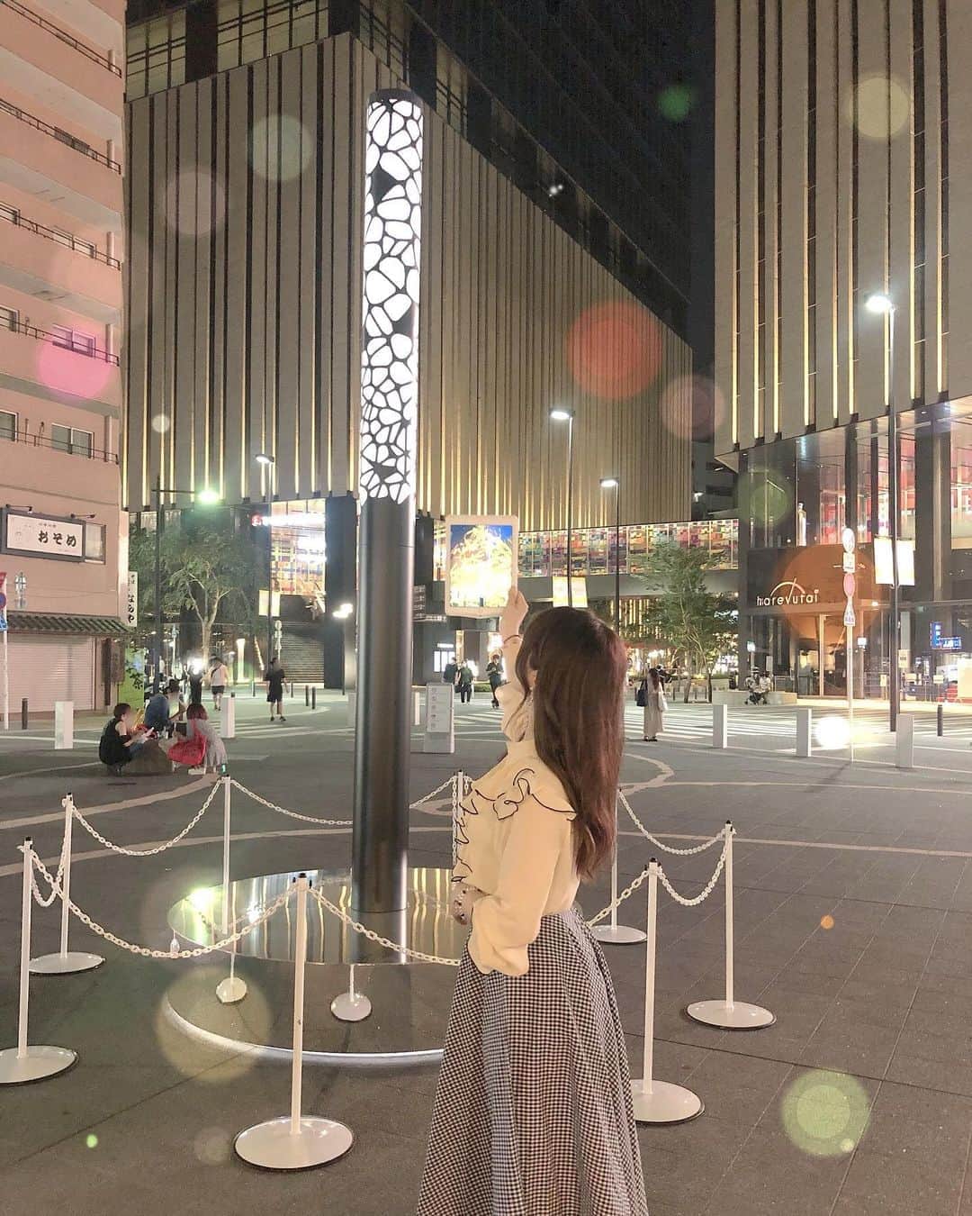 山田あかりさんのインスタグラム写真 - (山田あかりInstagram)「池袋に新しく出来た #Hareza池袋 のグランドオープニングイベントに行ってきたよ🥰﻿ ﻿ 「チームラボ」のMessage Pillarによる﻿Hareの樹がARになってて、アプリを起動して樹にかざすとメッセージピラーが見える仕組みになっていて綺麗だった☆°｡⋆⸜(* ॑꒳ ॑* )⸝﻿ ﻿ 8月3日は　８（ハ）０（レ）３（ザ）　＝　Hareza（ハレザ）の日らしい😳♥﻿ ﻿ 8月16日までやってるから気になる人はぜひ見に行ってみてね(๑♡ᴗ♡๑)﻿ ﻿ ﻿ ﻿ #ハレザ池袋 #Hareza池袋 #Hareの樹　﻿ #グランドオープニングイベント #中池袋公園　﻿ #チームラボ #8月3日はハレザの日 #8月16日まで　﻿ #ikebukuro #池袋 #トーホーシネマ #tohoシネマズ #映画館　#新スポット #夜景 #東京の夜景 #ファインダー越しの世界 #デジタルアート #ブラウス #韓国ファッション #通販サイト #ヒラヒラブラウス #チェックスカート #UNIQLO #ユニクロ」8月9日 20時07分 - akari030201