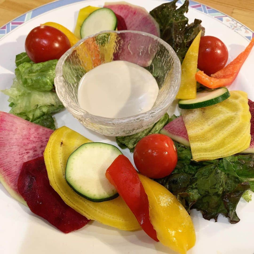 石井陽菜さんのインスタグラム写真 - (石井陽菜Instagram)「﻿ ﻿ ﻿ ﻿ みなさんは夏になったら﻿ 必ず食べるものはなんですか？﻿ ﻿ 私はかき氷と牡蠣です🦪﻿ ﻿ ﻿ ﻿ ﻿ かき氷は食べたから後は牡蠣を食べたいな〜と思っていて、先日ようやく食べれました👏﻿ ﻿ ﻿ ﻿ ﻿ 私は魚介イタリアン チーズ食べ放題 ﻿ 「UMIバル 」へ行ったよ✨﻿ ﻿ ﻿ ﻿ 生牡蠣はぷりぷりだし、牡蠣のグラタンも美味しかったなぁ…﻿ ﻿ ﻿ ﻿ 隠れ家的な感じでとても雰囲気も良かったよ〜﻿ ﻿ ﻿ ﻿ ﻿ 私が注文したのは﻿ ﻿ 瞬間燻製の盛り合わせ﻿ パンプキンシカゴピザ﻿ バーニャカウダ﻿ オイスターフード9種盛り﻿ フォンダンショコラ﻿ ﻿ ﻿ です◎﻿ ﻿ ﻿ ﻿ あぁ〜﻿ 全部が美味しかったです！！﻿ 店員さんもとても優しい方でまた行きたいと思うお店でした﻿ ﻿ ﻿ ﻿ シカゴピザはチーズたっぷりで伸びるの！﻿ テンション上がるよね🧀﻿ ﻿ ﻿ ﻿ ﻿ 新宿に行った際は是非行ってみてね！﻿ ﻿ ﻿ ﻿ ﻿ ﻿ #UMIバル #新宿グルメ #新宿ディナー #東京グルメ #東京ディナー #東京イタリアン #pr #トリドリベース」8月9日 20時07分 - ishii__haruna