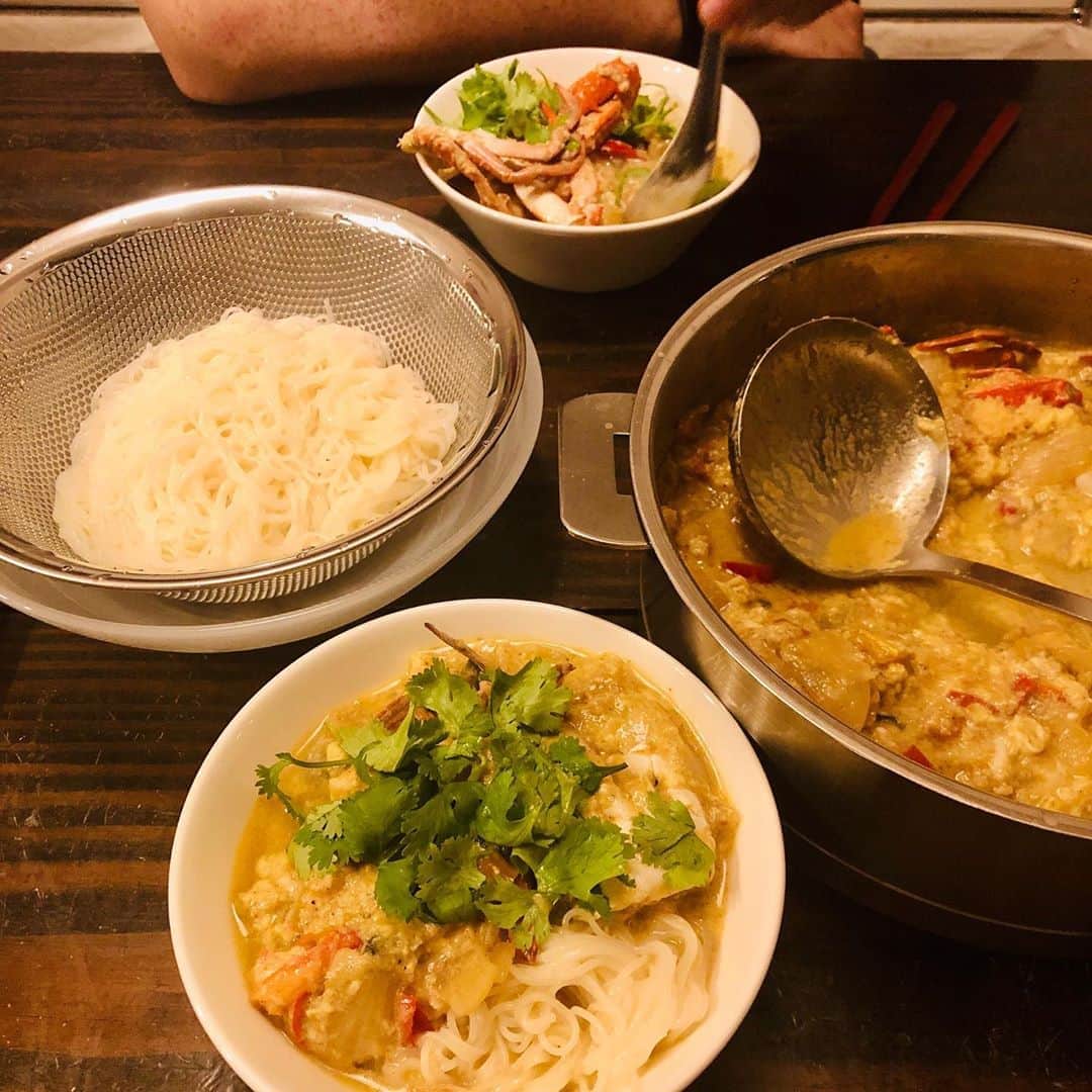池田有希子のインスタグラム：「プーパッポンをそうめんでキメます。 タイカレー全般とそうめんの仲の良さにはいつもウットリ。  #thaifood #poophatpongcurry #somennoodles #summerfood」