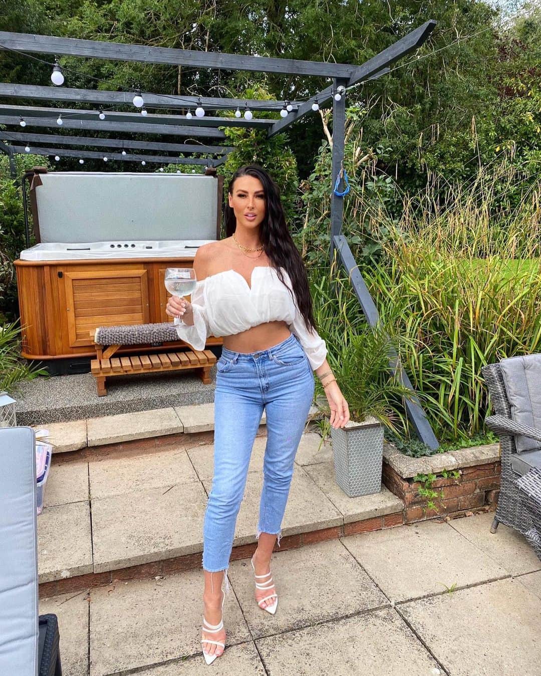 アリス・グッドウィンのインスタグラム：「Cheers To The Weekend 😆🥂☀️」