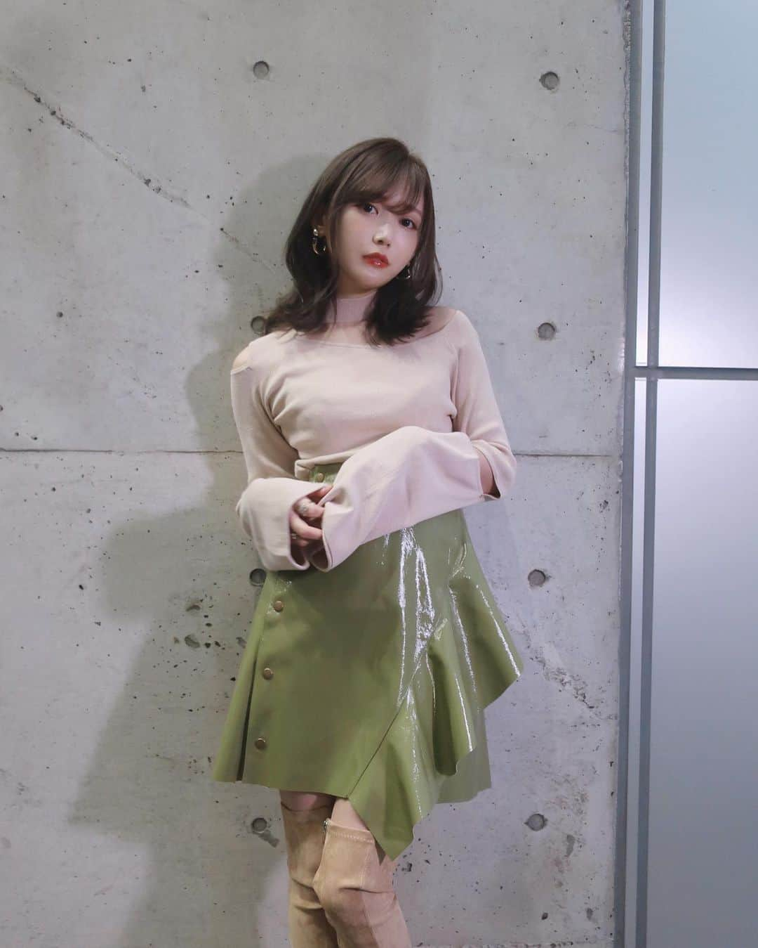 菅野結以さんのインスタグラム写真 - (菅野結以Instagram)「新作Enamel Frill Skirt 🖤﻿ おっきなフリルもエナメルだとモードに﻿ エッジと甘みのバランスがとってもお気にいりの1着﻿ ﻿ ヒップまわりを完璧にカバーして﻿ すーぱースタイルアップする台型っぷりに﻿ とてもこだわって作ったので﻿ 着れば誰もがたちまちフィギュア体型に🤍﻿ ﻿ 秋冬ブーツにあわせてたくさん着たい﻿ 個人的にはライトカーキが今年ぽくていちおし🍐﻿ Holeニットどの色とも相性よすぎるよ﻿ 受注期間は16日まで✔︎﻿ ﻿ @crayme_official 2020-2021 ﻿ A/W collection＂ECHOLE＂season1 .﻿ ・web先行受注 受付中・﻿ https://shop.crayme.com/﻿ ﻿ #crayme #ECHOLE #aw #enamel #skirt #knit #frill」8月9日 20時10分 - yui_kanno